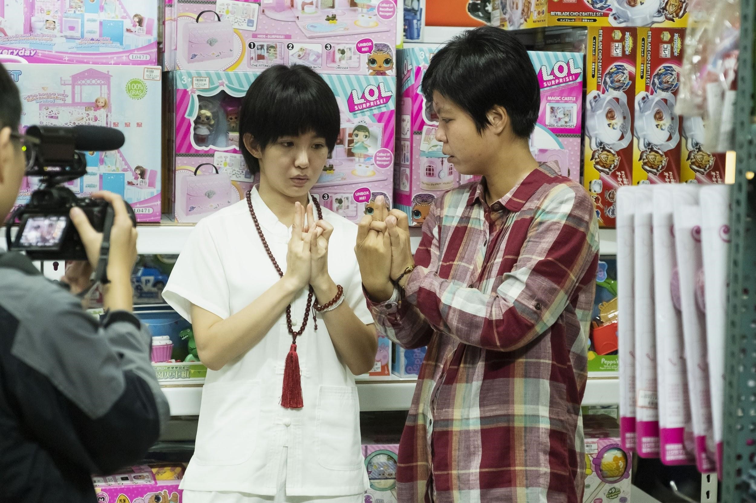 《通靈少女》原型人物索非亞（右）在續集中擔任顧問，指導郭書瑤（中）法事動作。（HBO Asia提供）