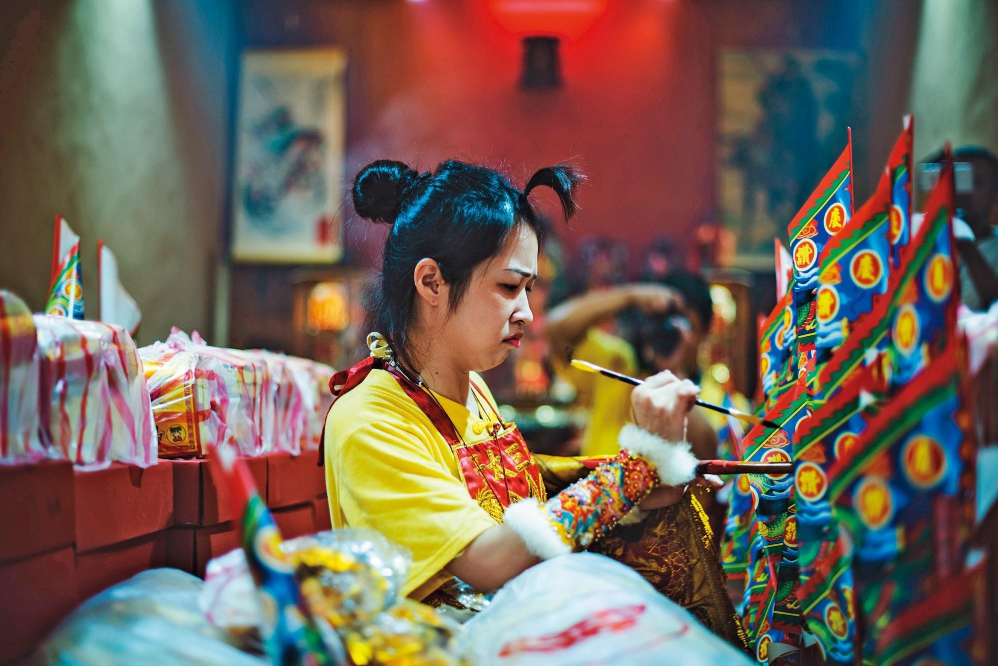 《通靈少女背後的神隱世界》紀錄台灣宮廟習俗及民間信仰，還原《通靈少女》的真實狀況。（HBO Asia提供）