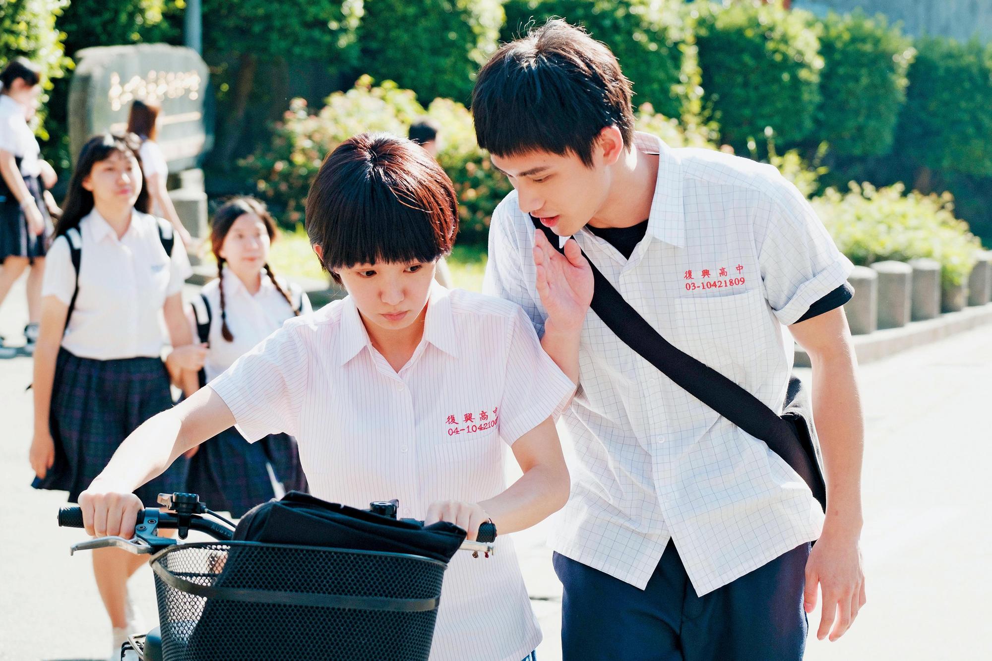 入圍金馬獎最佳新演員的范少勳（右）在《通靈少女2》演男主角，與郭書瑤（左）劇中感情發展備受關注。（HBO Asia提供）