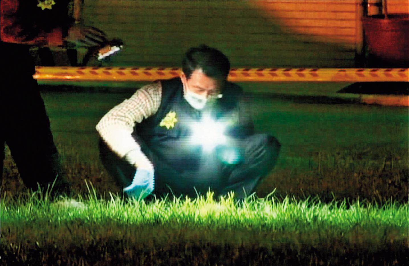 割喉命案發生後，警方在現場大規模採證追查。（東森新聞提供）