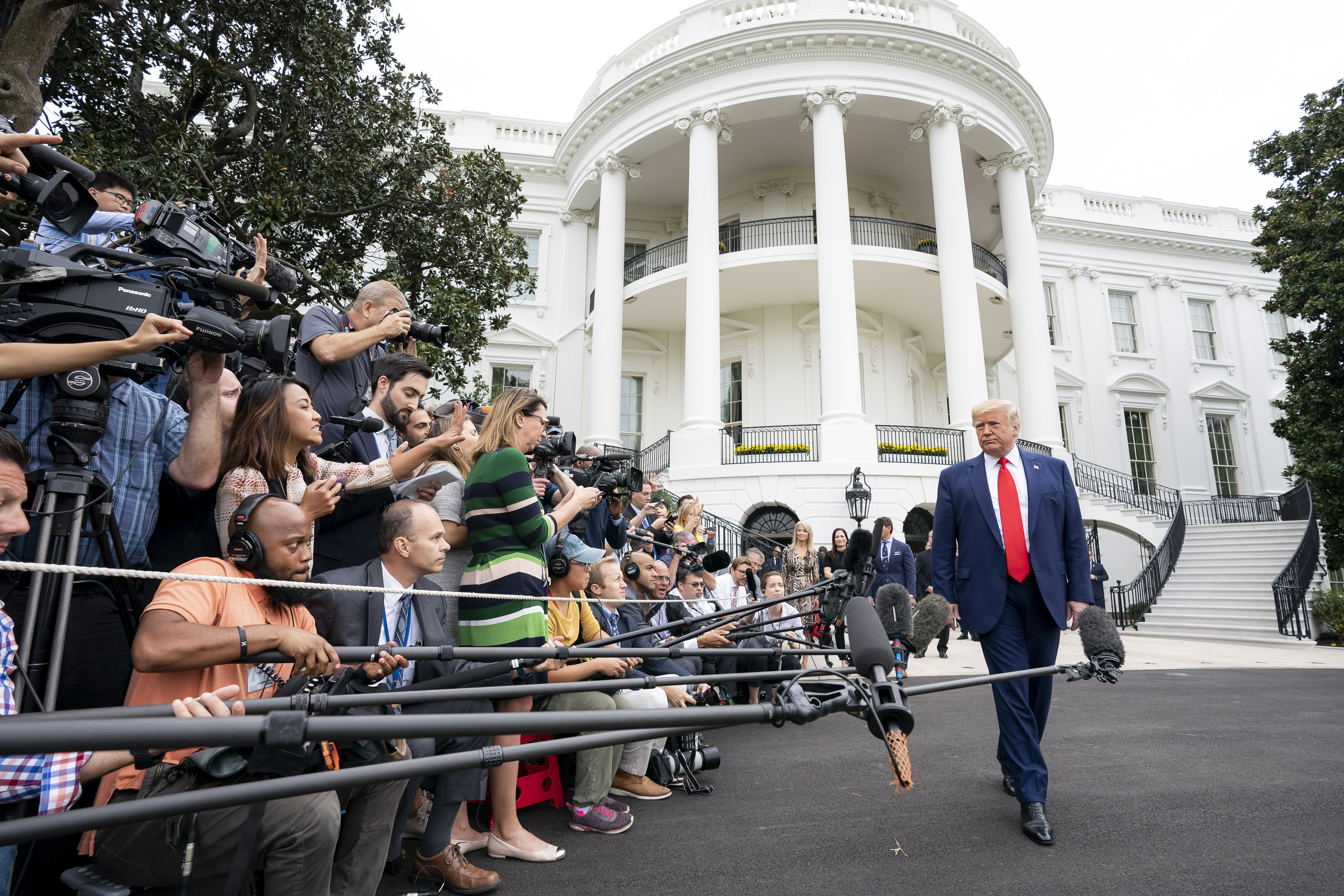 美國總統川普出發前往佛州前，在白宮南草坪接受媒體訪問。（東方IC）