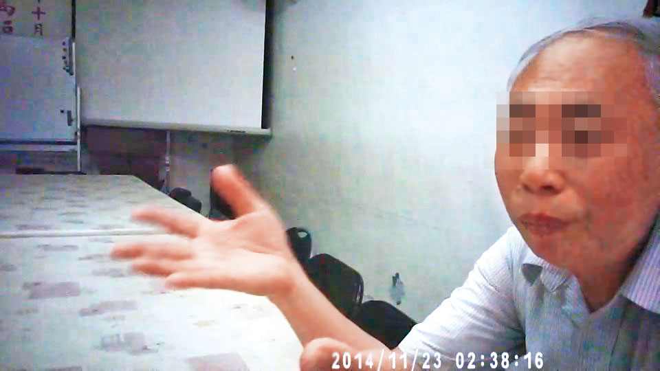 面對家長質疑，余姓長老都以「不小心碰到」「沒對小孩做什麼」回應。（讀者提供）