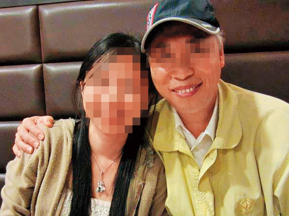 看似慈祥的余姓長老（右）遭控是披著羊皮的狼。圖左非當事人。（翻攝臉書）