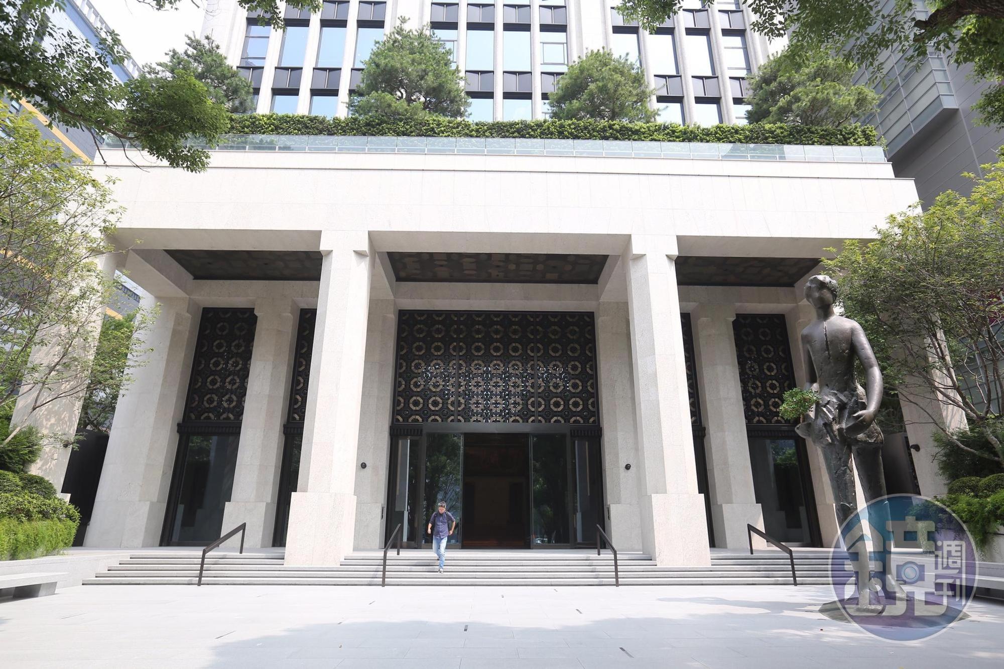 同為台商身份的聯聚董事長江韋侖深知台商們一路走來披荊斬棘的心路歷程,打造高6.8公尺,重1.3公噸的青銅人形雕塑,並將此雕塑命名為「行」,以邁步向前之姿態矗立於中雍廣場中。