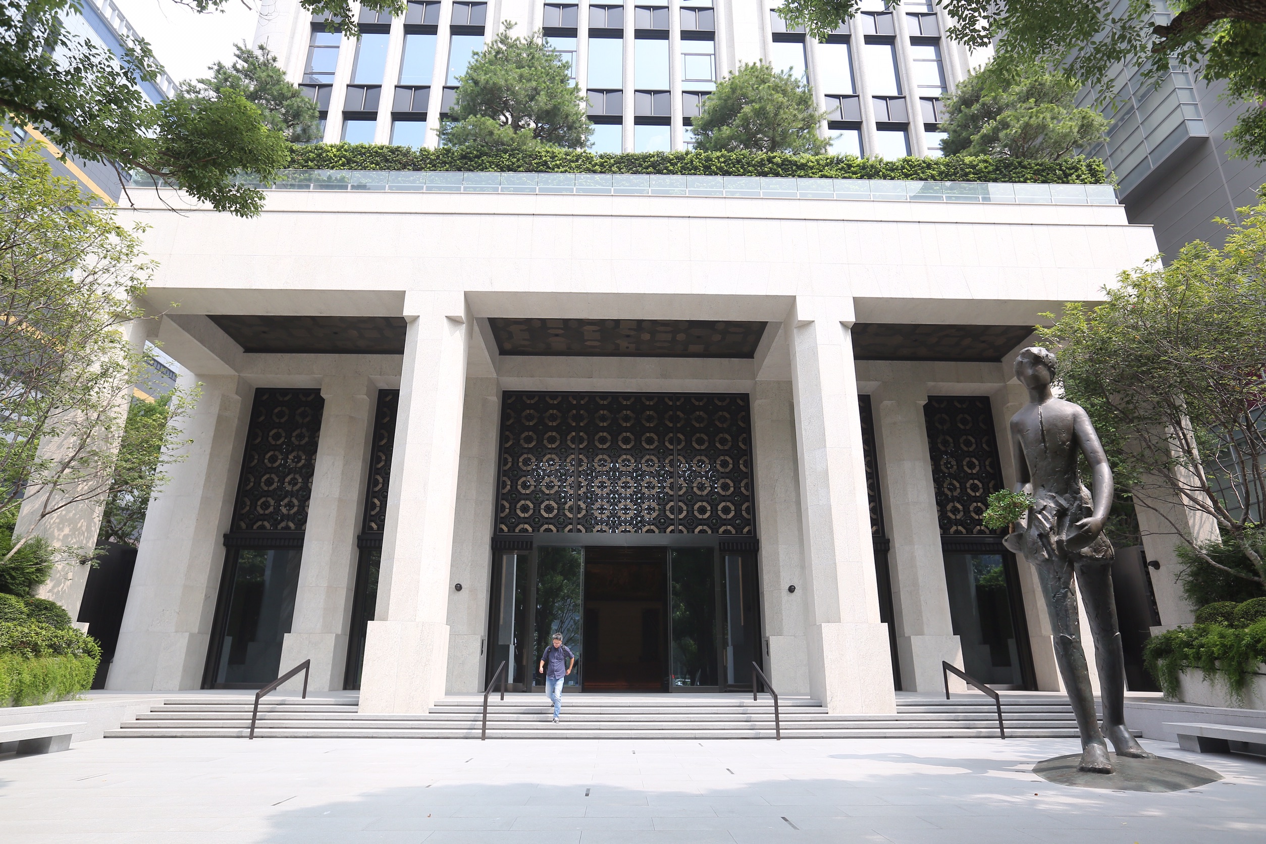 同為台商身份的聯聚董事長江韋侖深知台商們一路走來披荊斬棘的心路歷程，打造高6.8公尺，重1.3公噸的青銅人形雕塑，並將此雕塑命名為「行」，以邁步向前之姿態矗立於中雍廣場中。