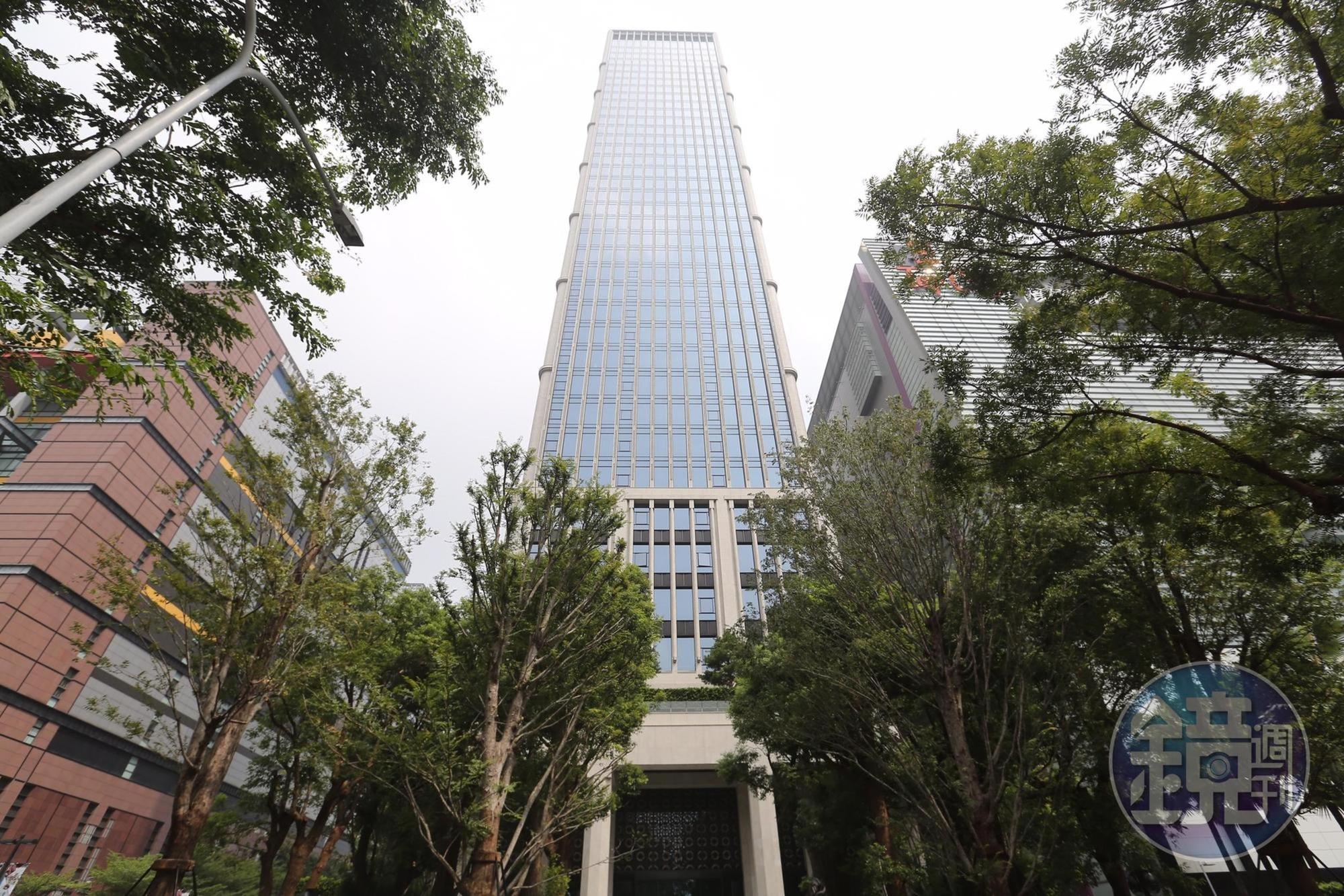 中雍大廈座落台中新光三越及大遠百之間的「地王」位置。