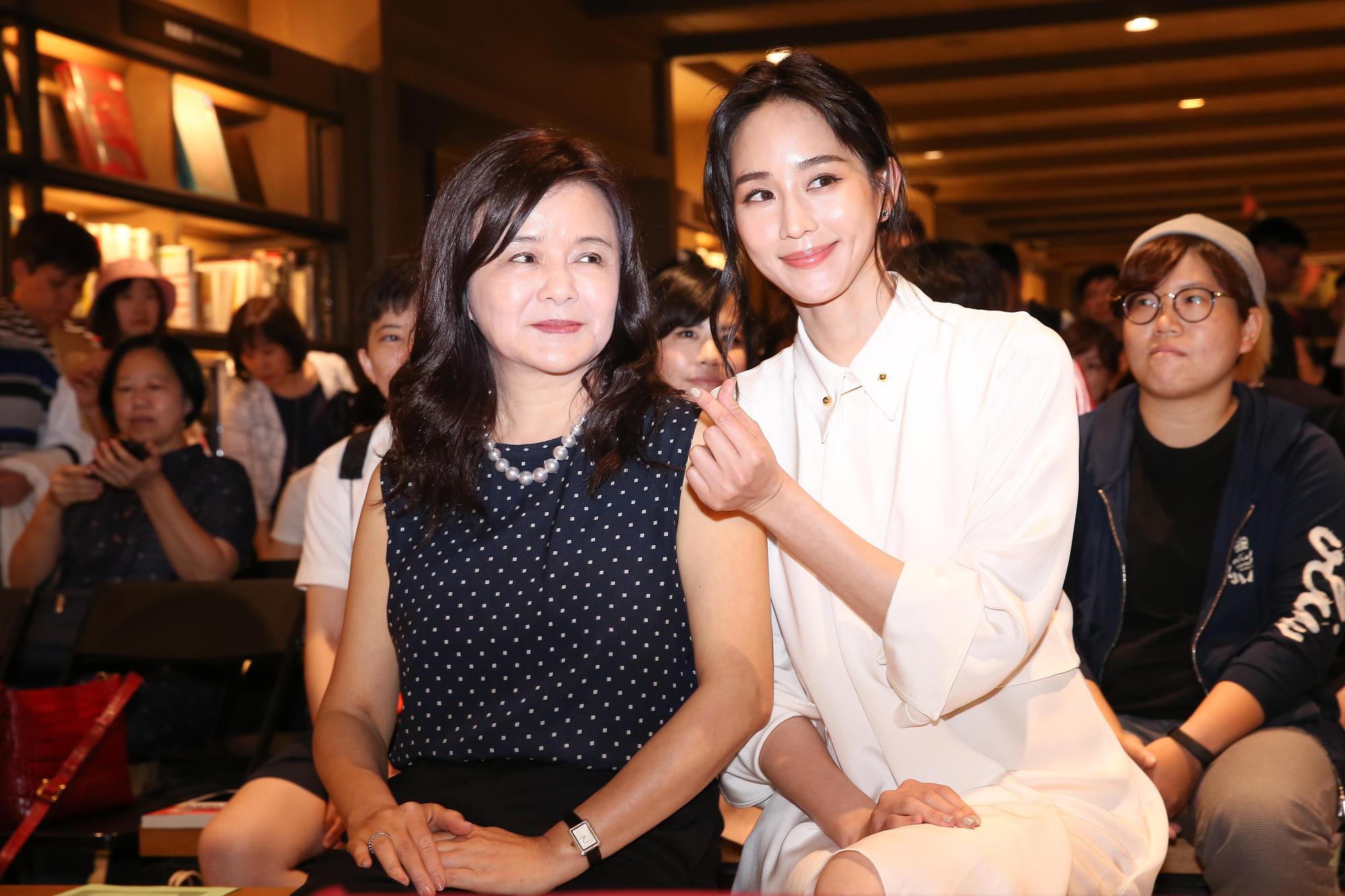對於女兒張鈞甯被本刊直擊與邱澤遊車河,讓張媽媽相當火大,數落了女兒一番。