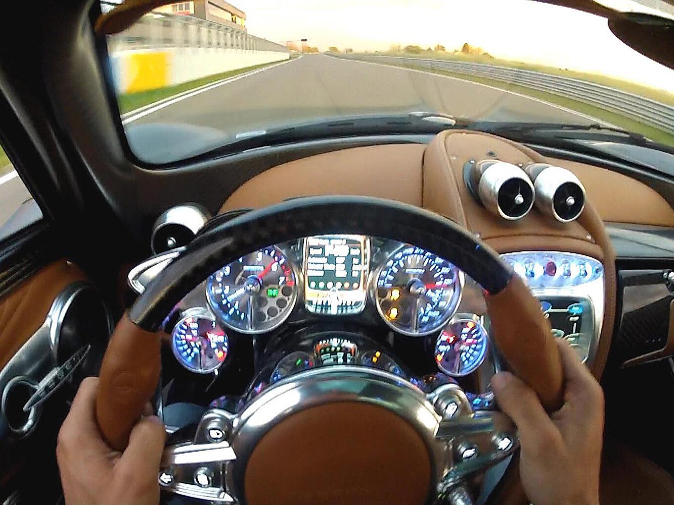 沒領牌的超跑只能運到賽道上才有機會過過癮，圖為Pagani Huayra在賽道上奔馳的駕駛視角。