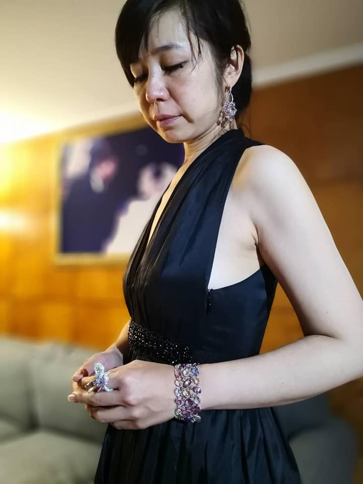 確定在頒獎前夕遭取消資格，白心儀還是穿上禮服拍最後的紀念照。（翻攝白心儀臉書）