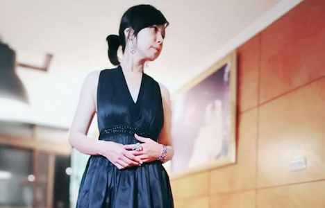 確定在頒獎前夕遭取消資格，白心儀還是穿上禮服拍最後的紀念照。（翻攝白心儀臉書）