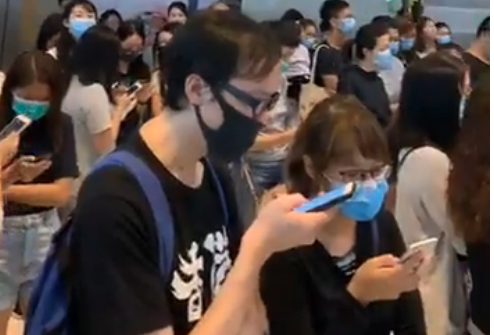香港市民於馬鞍山宣讀《香港臨時政府宣言》。（翻攝Kit Da Sketch - Kit Man影片） 