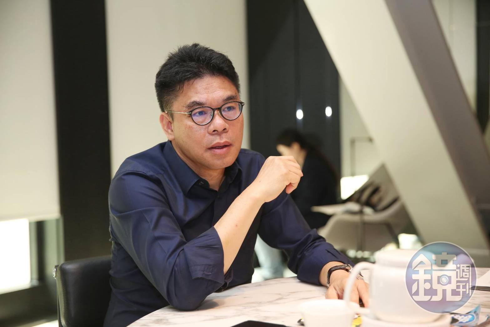 經營製鞋業有成的江韋侖,在1994年成立聯聚建設,他以龜毛注重細節出名,每個建案從土地規劃到內裝公設細節他都親力親為。