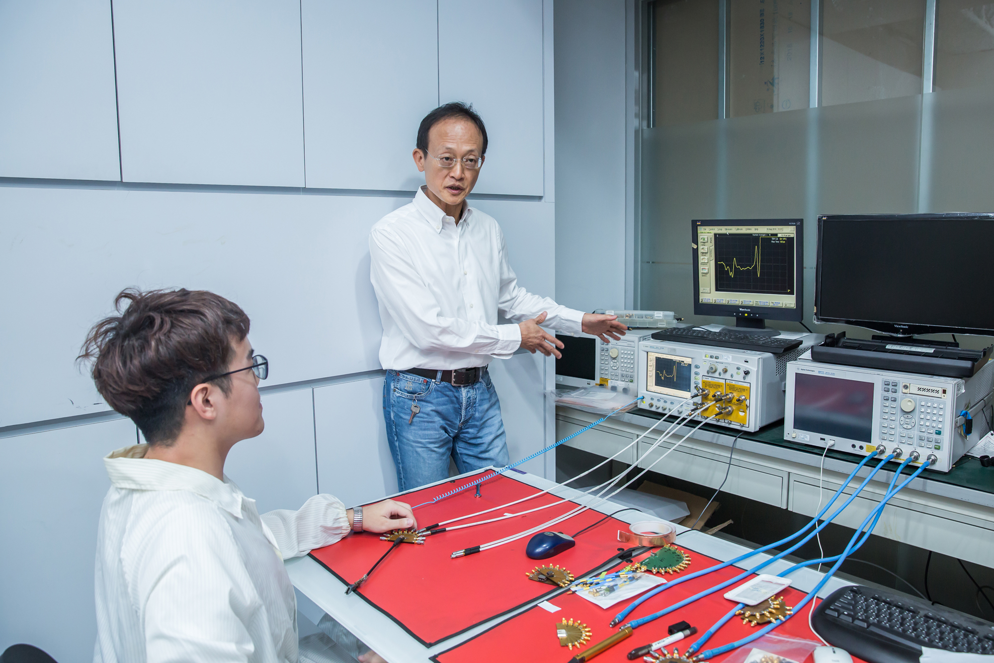 矽瑪的產品研發、設計主要由劉定宇(右)負責,公司擁有實驗研究室,建置多台價值數十甚至上百萬元的測試設備,主要用於測試分析自主產品如影像、資料傳輸介面等連接器與線材的高頻傳輸效率驗證。