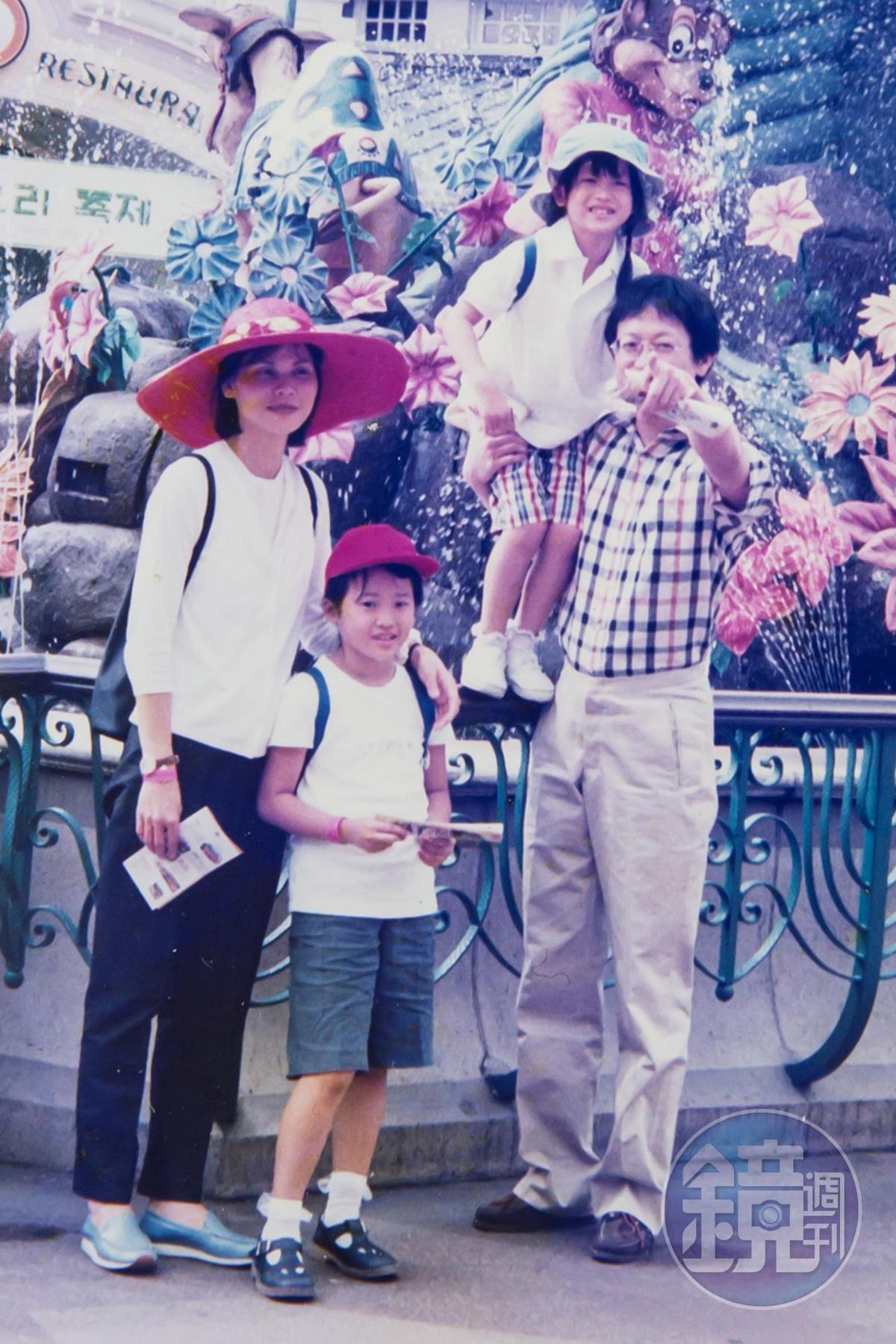 劉定宇(右)與游素冠育有兩個女兒,孩子高中就出國求學,一家人常常分隔多地。