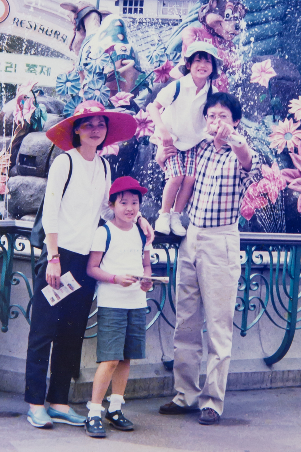 劉定宇（右）與游素冠育有兩個女兒，孩子高中就出國求學，一家人常常分隔多地。