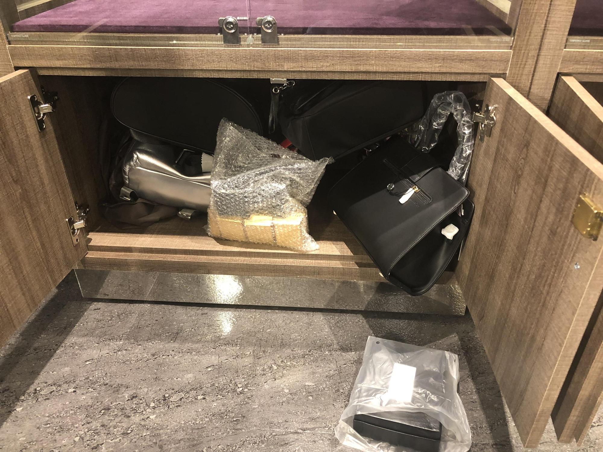 檢警上月於連千毅公司查扣大量名牌標誌商品,經精品業者鑑定為仿冒品。(翻攝畫面)