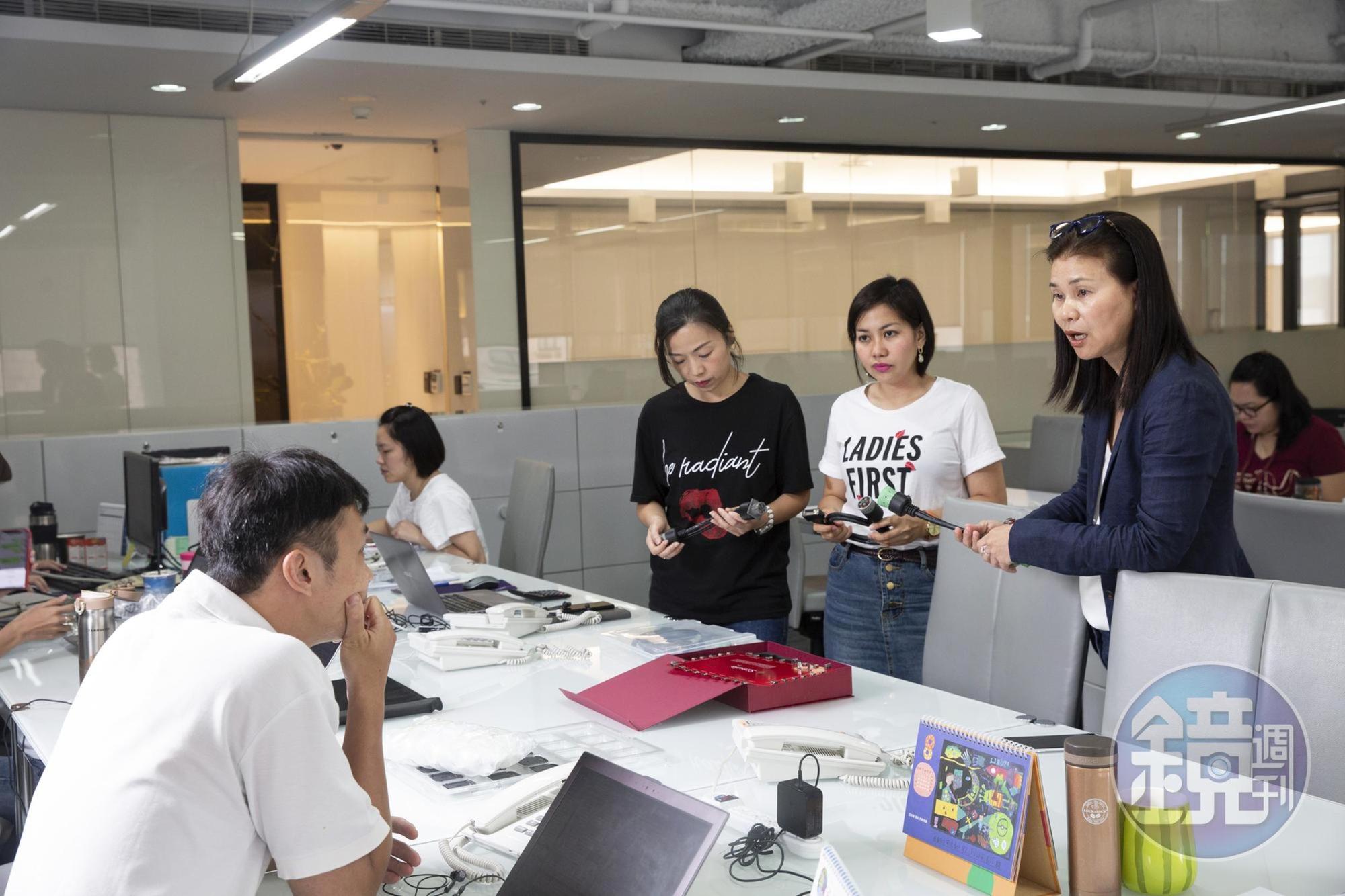 員工透露，說話總是輕聲細語的游素冠（右）就算生氣也一樣慢條斯理、有氣質。
