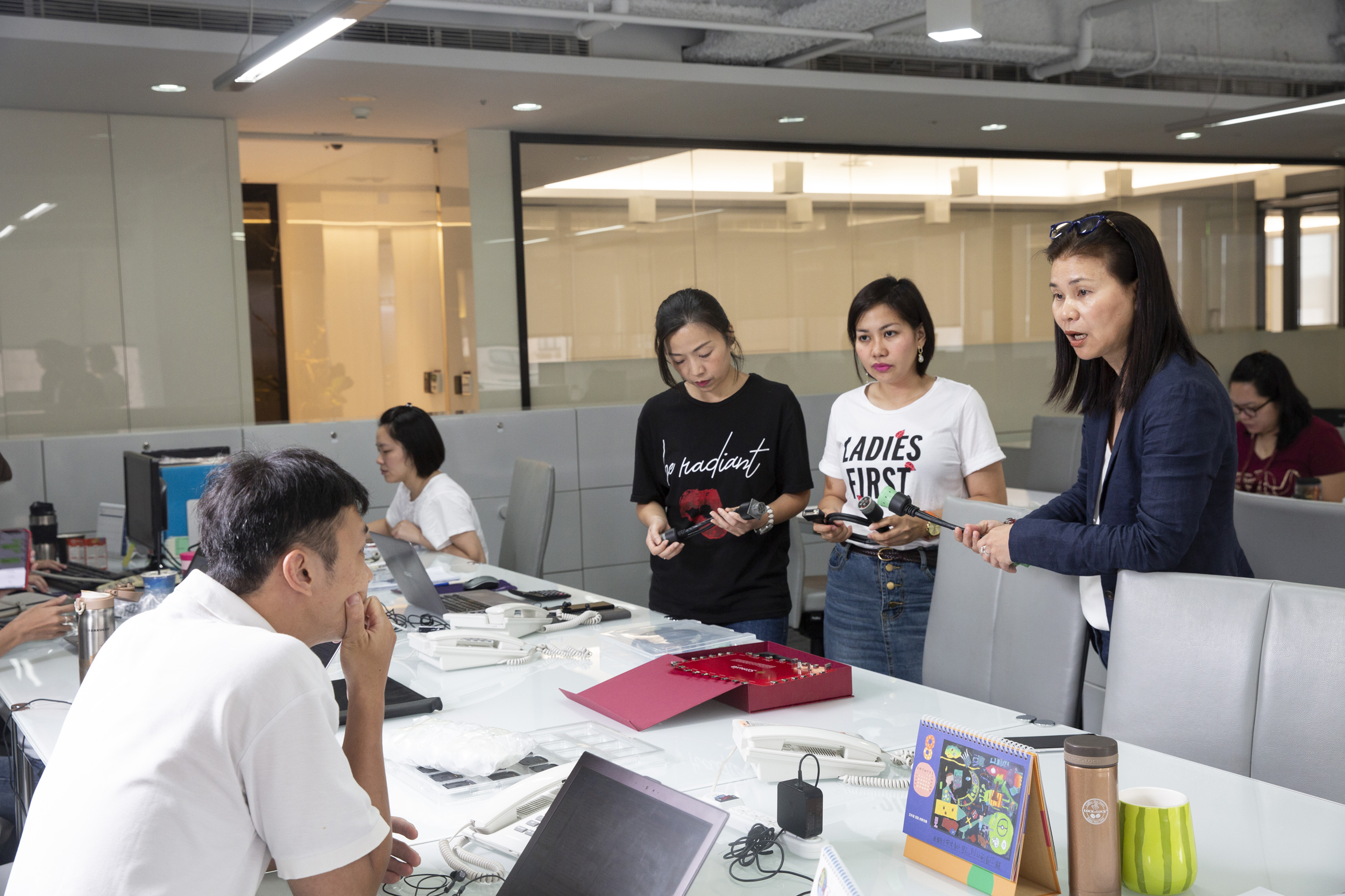 員工透露，說話總是輕聲細語的游素冠（右）就算生氣也一樣慢條斯理、有氣質。