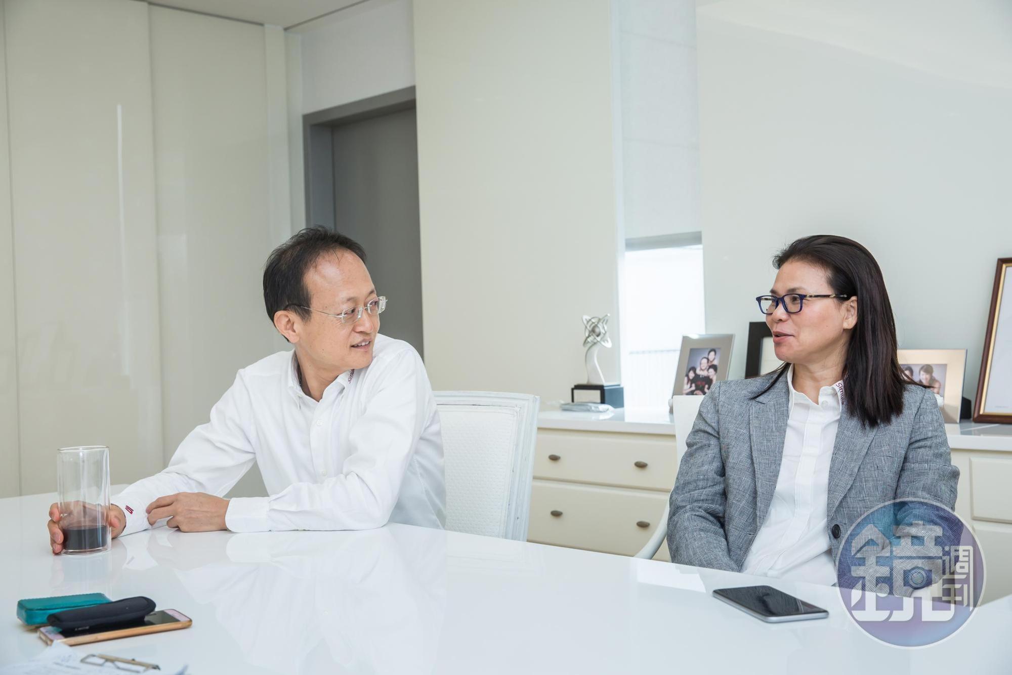 矽瑪科技董事長游素冠（右）和丈夫劉定宇結婚三十年，受訪時偶爾會小鬥嘴，互動甜蜜。