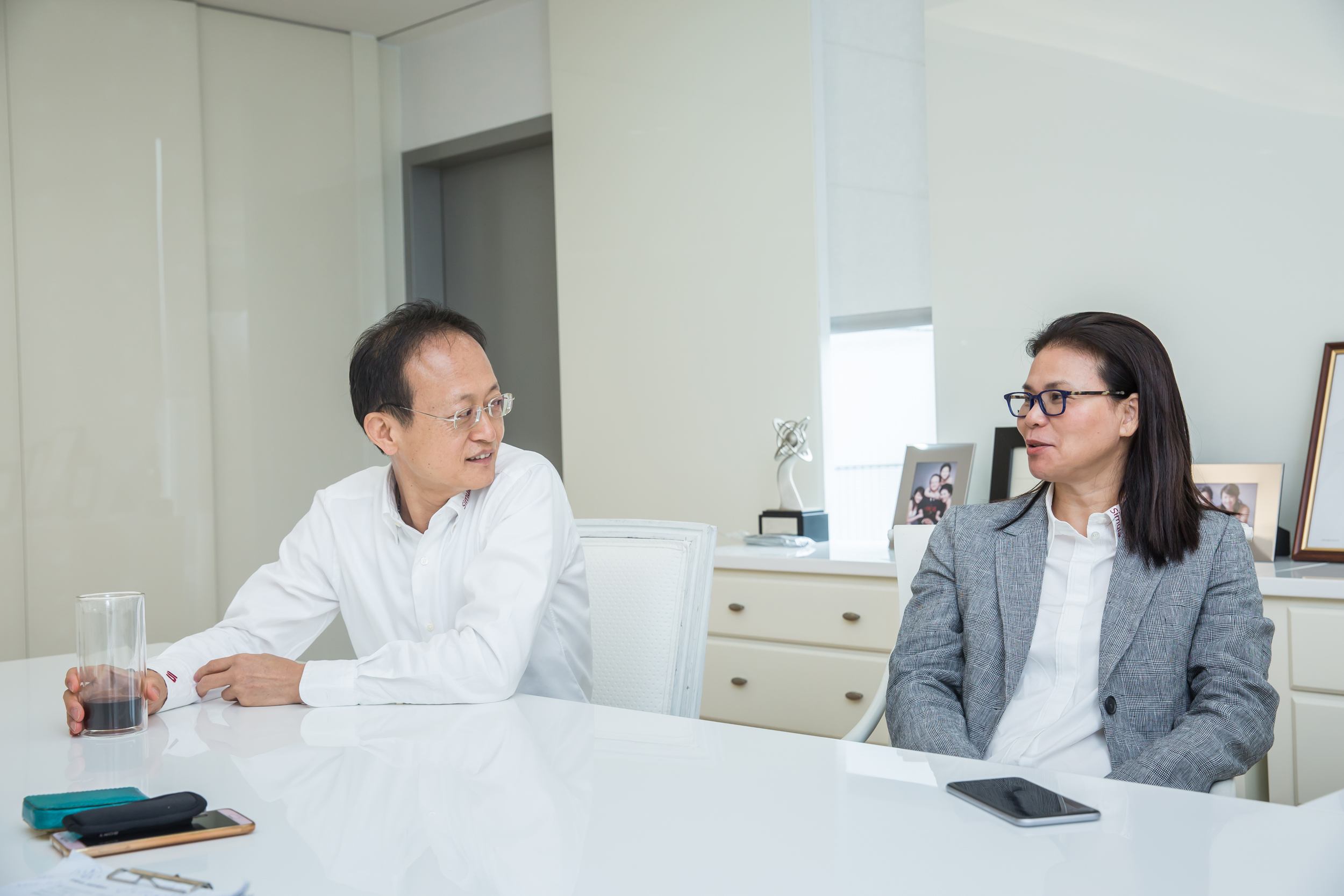 矽瑪科技董事長游素冠（右）和丈夫劉定宇結婚三十年，受訪時偶爾會小鬥嘴，互動甜蜜。