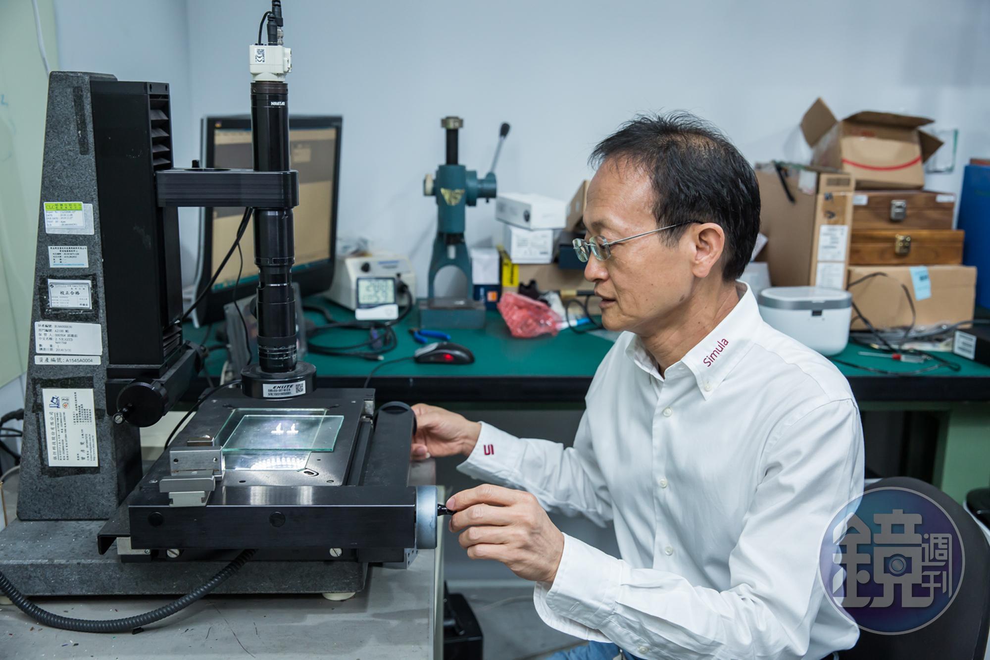 劉定宇畢業於海洋大學電機系、大同大學電機碩士，進矽瑪後從送貨開始，慢慢涉足研發、設計等領域，過程中都靠自己買機器自學。