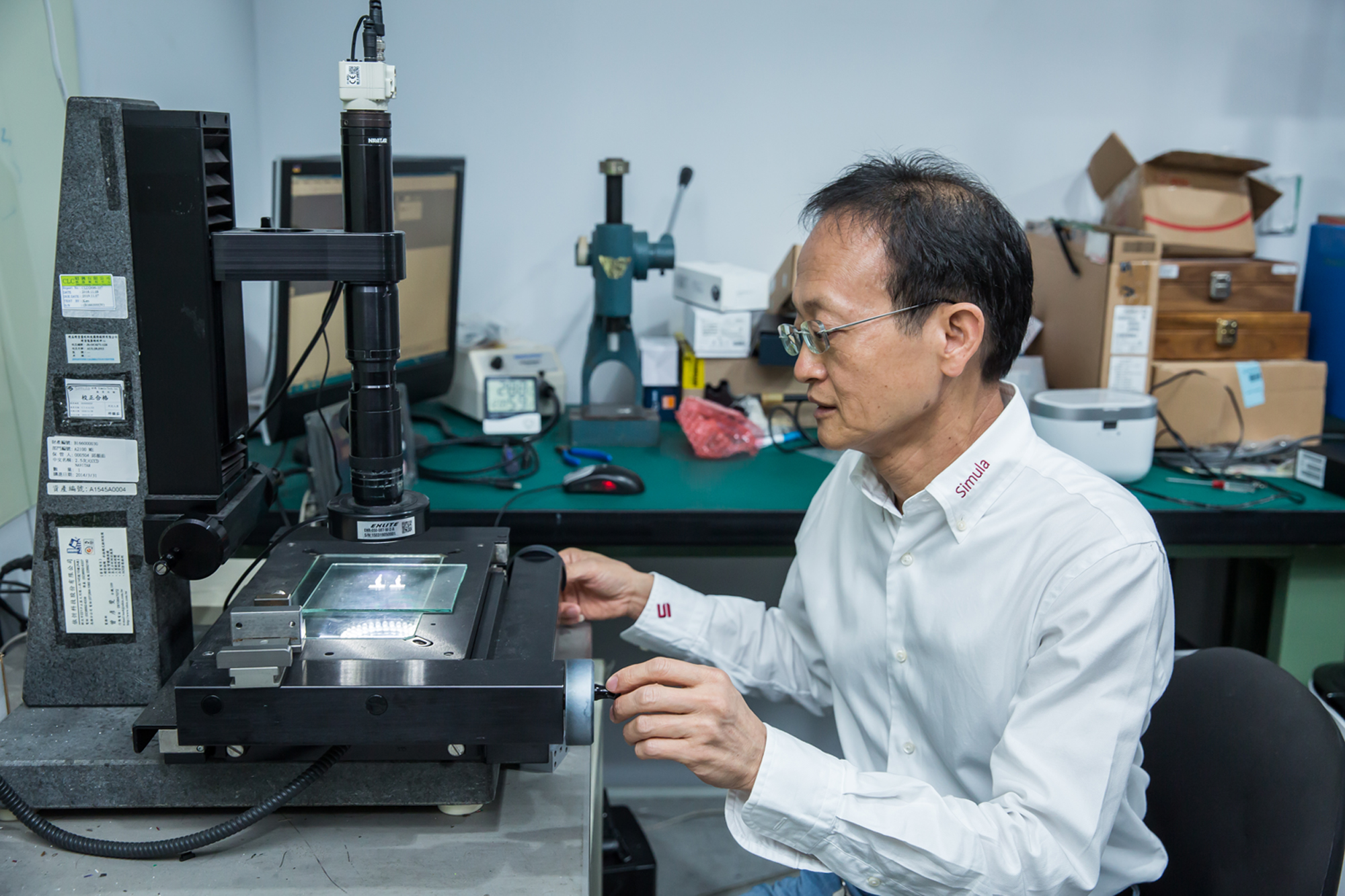 劉定宇畢業於海洋大學電機系、大同大學電機碩士，進矽瑪後從送貨開始，慢慢涉足研發、設計等領域，過程中都靠自己買機器自學。