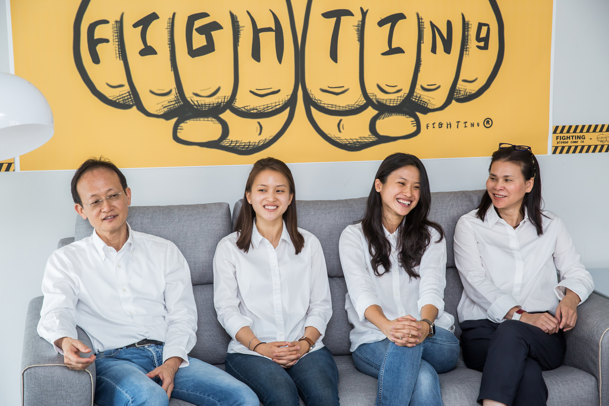 游素冠一家人感情相當好，大女兒劉奭懿（右）與小女兒劉勰懿現在都進入公司，跟父親一樣長駐美國。