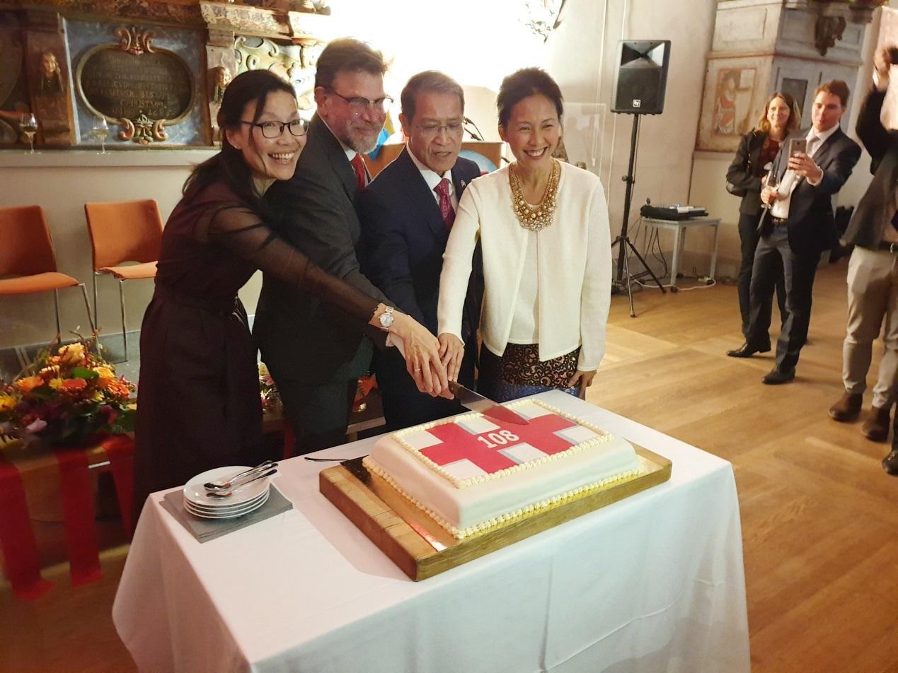 廖東周夫婦(右一右二)偕「台瑞國會議員協會」副主席Mats Berglund(左二)及瑞典華人聯誼會會長林美芳(左一)一同切國慶蛋糕。(翻攝自Taipei Mission in Sweden官網)