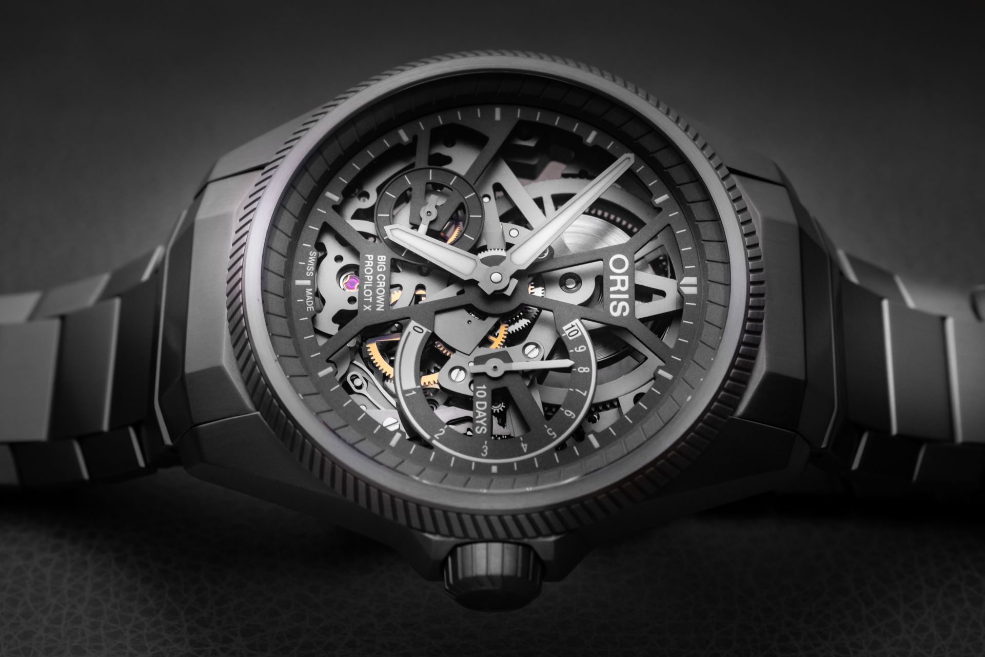 ORIS Big Crown ProPilot X Calibre 115。此錶以ORIS大錶冠飛行錶為基礎，但是錶殼、錶耳與鍊帶的設計線條做了大幅改款，並且與Cal.115的3D鏤空機芯結構同時設計，由工程師與設計師互相激盪創意，打造出ORIS錶款的全新風貌。錶徑44mm，防水100米，鈦金屬錶殼非常輕盈。 功能：時、分、小秒針指示；10日動力儲存顯示 機芯：手上鏈機芯 定價約NT$198,000（皮帶款）；NT$208,000（鍊帶款）。