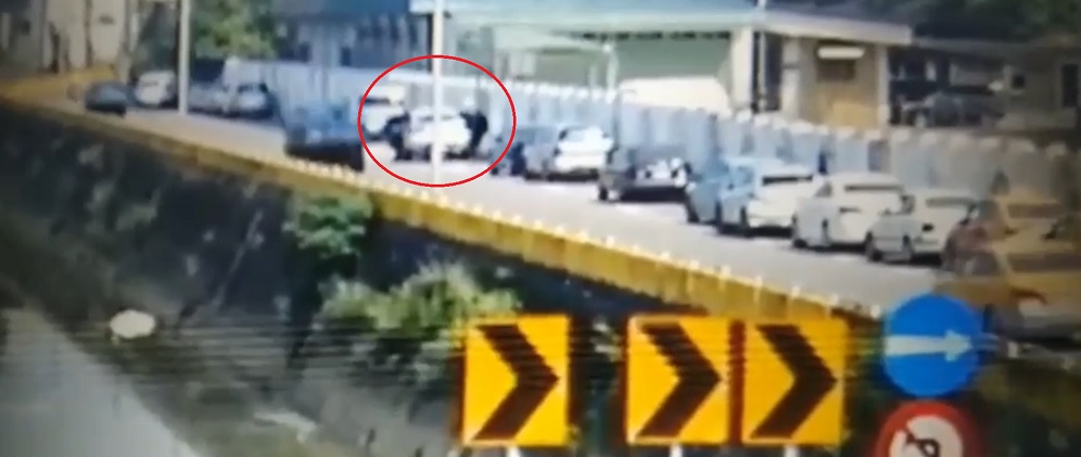 樹林許姓男子上網賣賓士車，遭3惡煞搶走車還被丟包新店山區。（翻攝畫面）