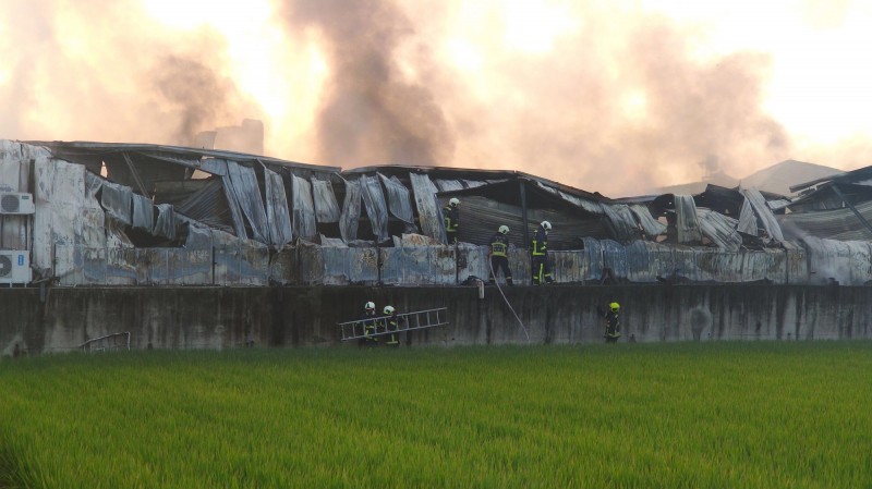 台中大雅區佔用農地的非法工廠大火，初步研判係電器釀災導致。（讀者提供）