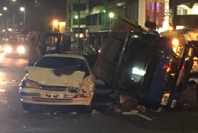 小貨車被撞後衝到對向車道，撞到小轎車後側翻。（翻攝畫面）