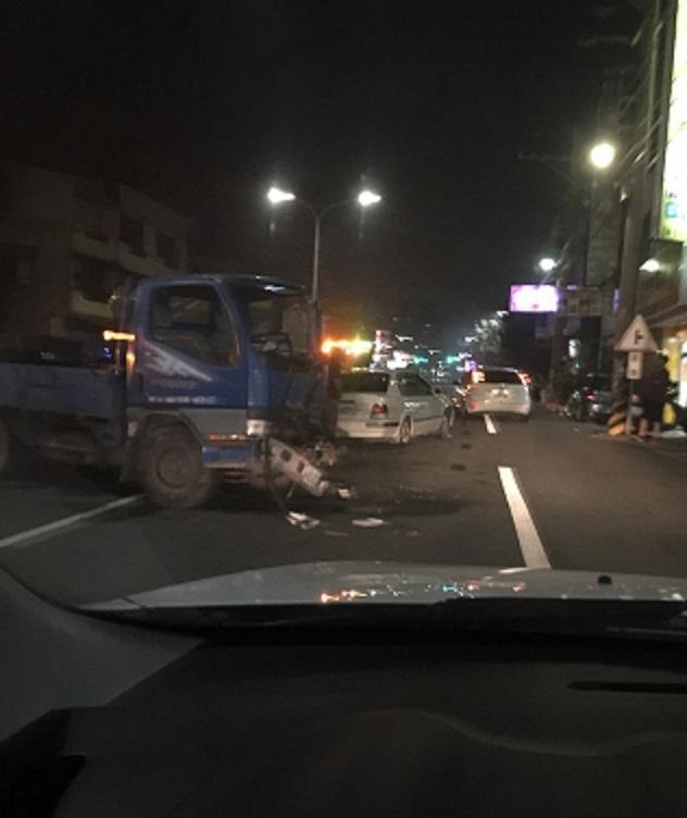 這起連環車禍造成三名駕駛，一個剛滿月嬰兒以及四歲男童受傷，幸均無大礙。（翻攝畫面）