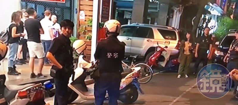 鬥毆事件發生後，警方獲報趕抵處理。（讀者提供）