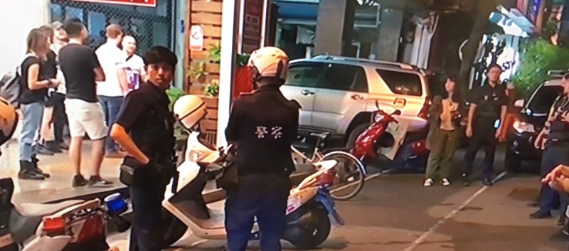 鬥毆事件發生後，警方獲報趕抵處理。（讀者提供）