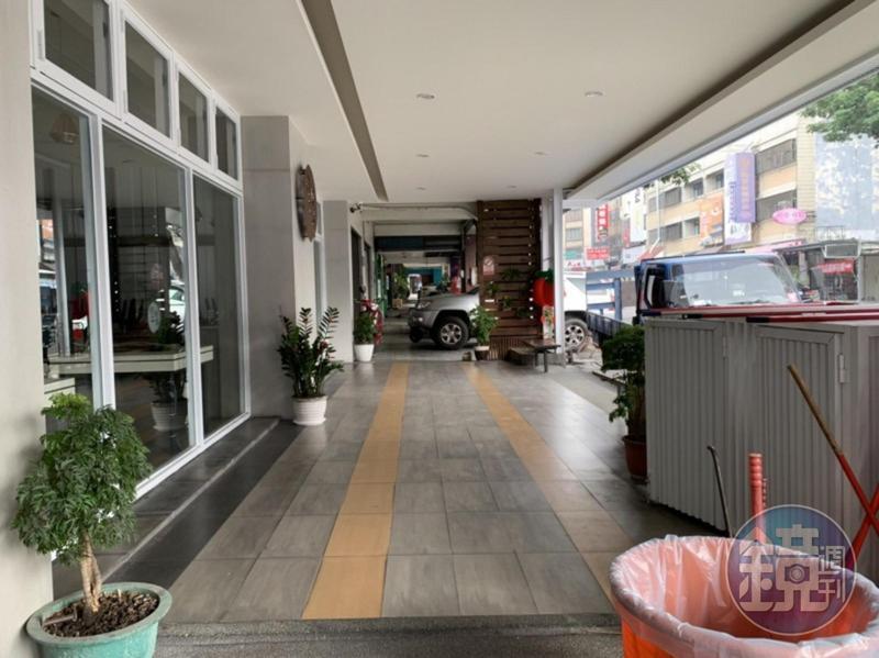 兩名年輕人清晨在西區這家知名火鍋店用餐時，被揪出痛扁。（讀者提供）