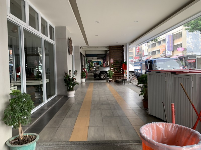 兩名年輕人清晨在西區這家知名火鍋店用餐時，被揪出痛扁。（讀者提供）