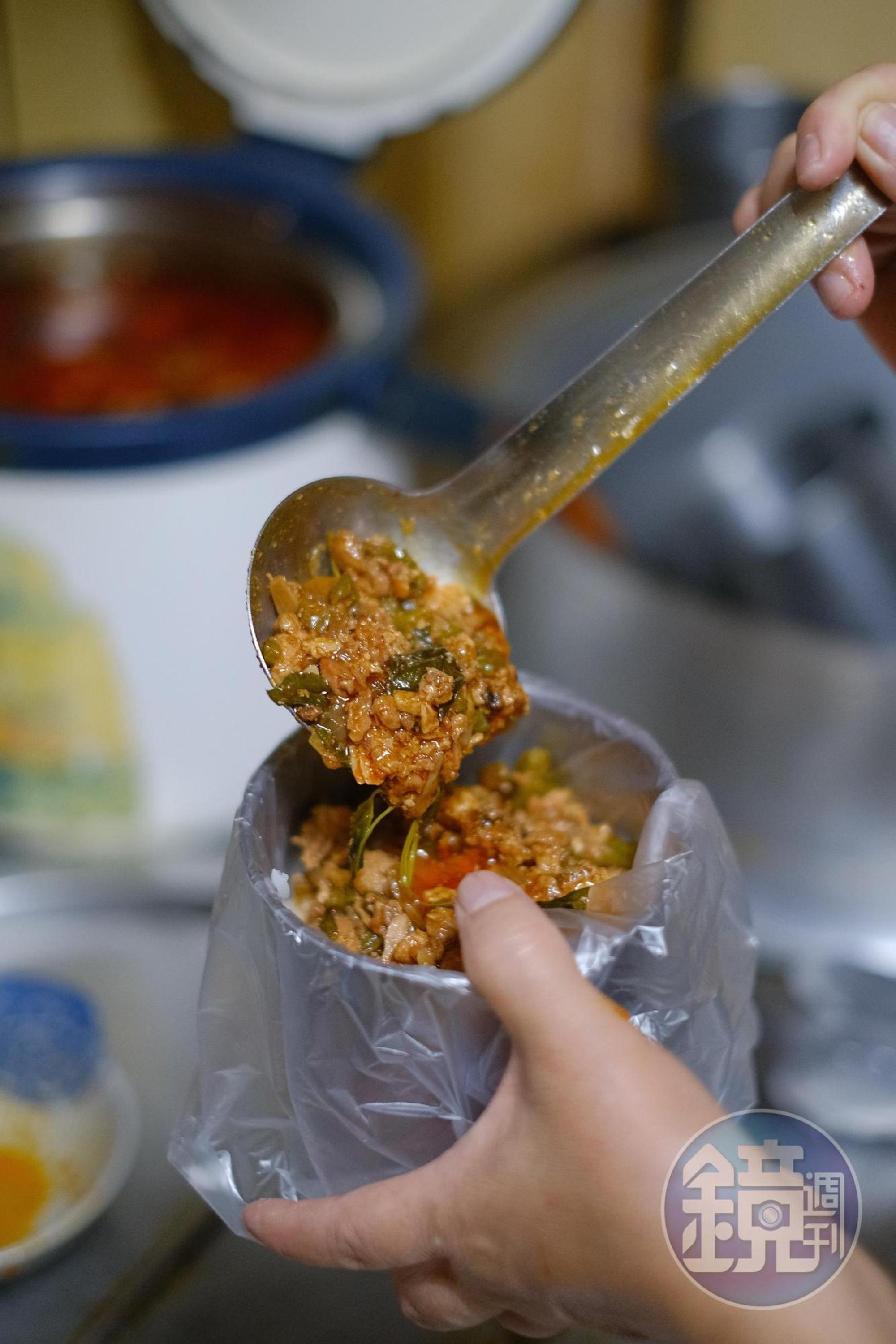唐明寶裡加了醬油、蔥花、肉臊、蔥蒜酥、辣油、醋、麻油等配料，香氣層次很足。