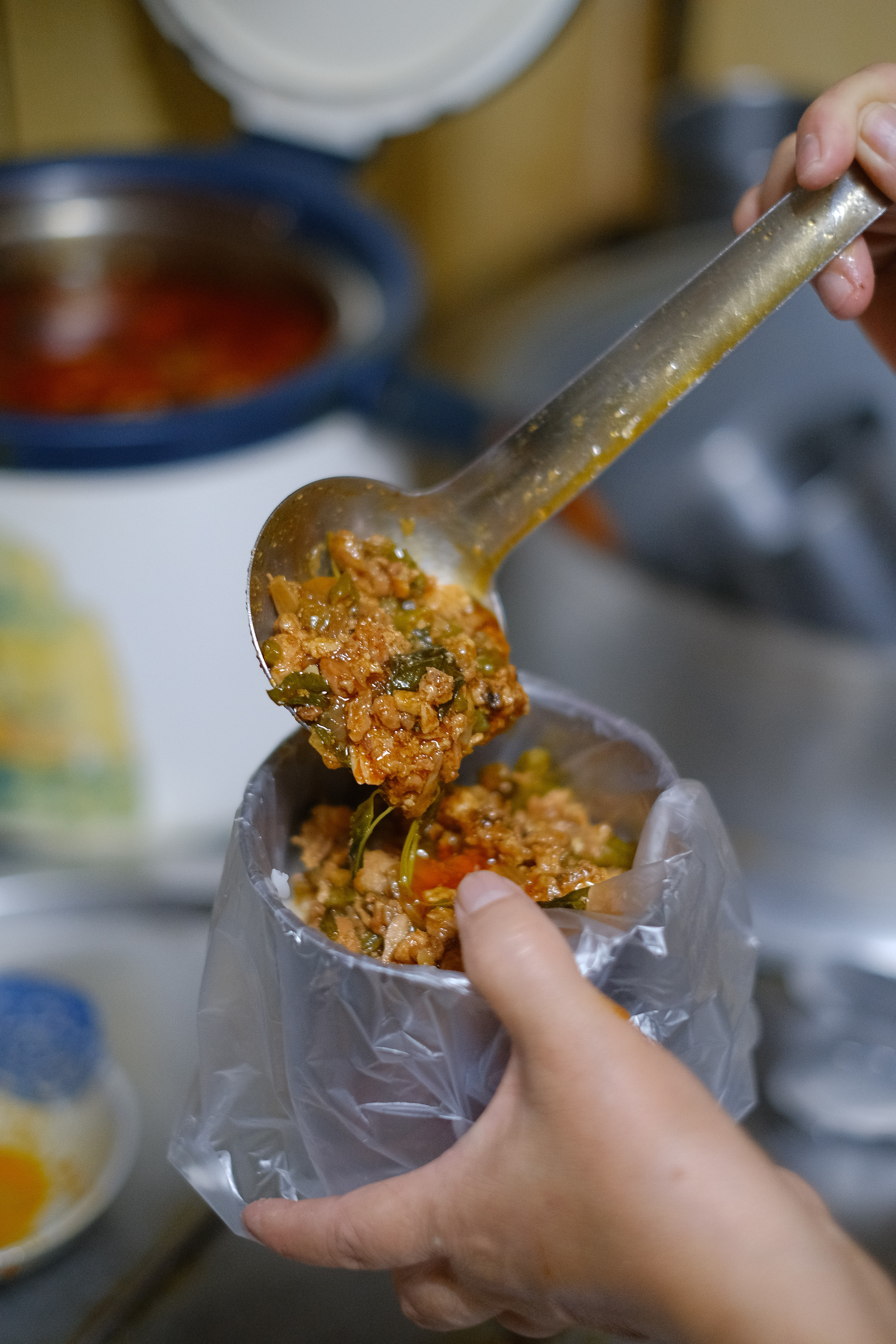 唐明寶裡加了醬油、蔥花、肉臊、蔥蒜酥、辣油、醋、麻油等配料，香氣層次很足。