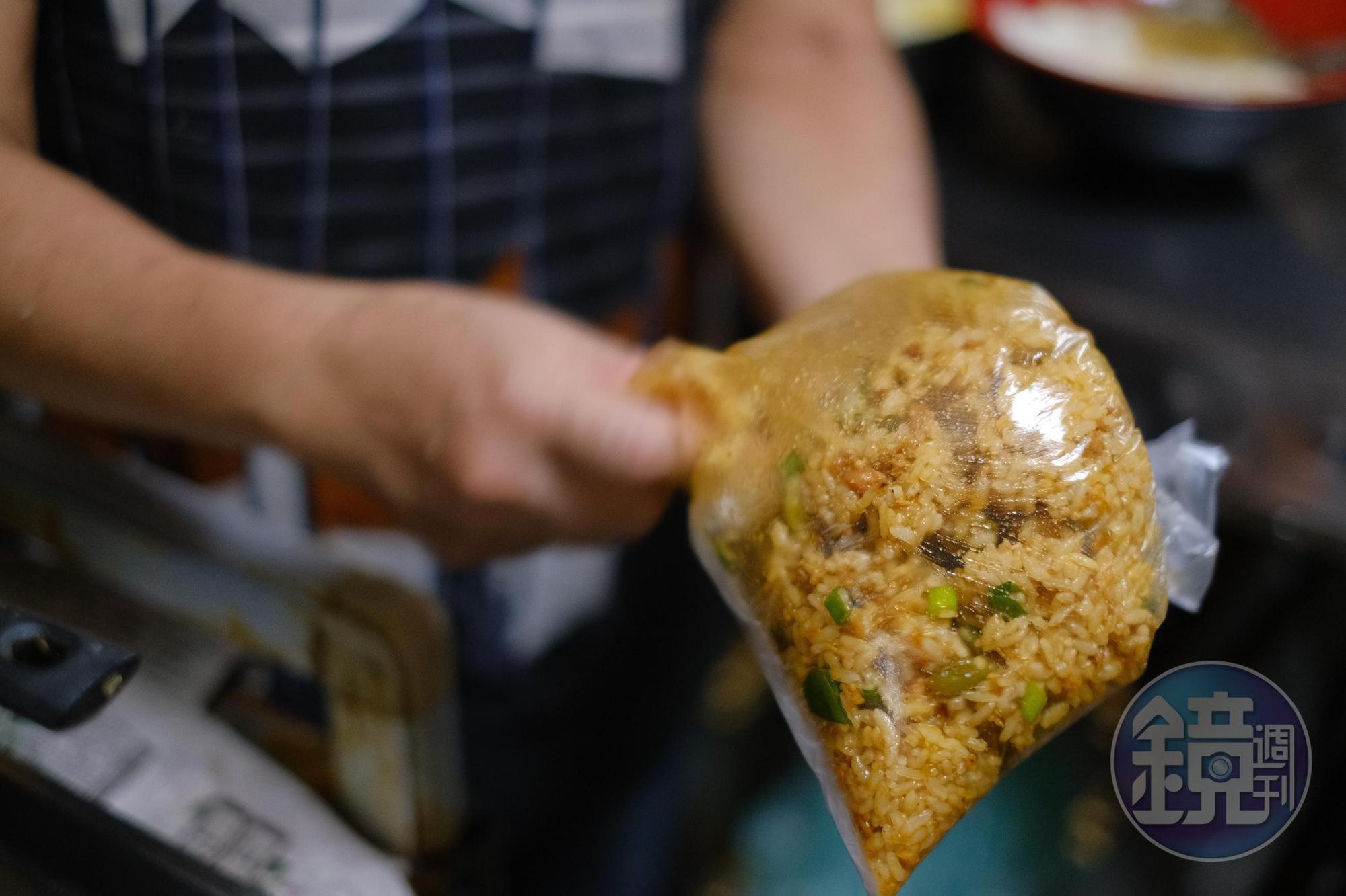 上桌前得使勁搖勻，讓醬料美味吃進飯粒裡。