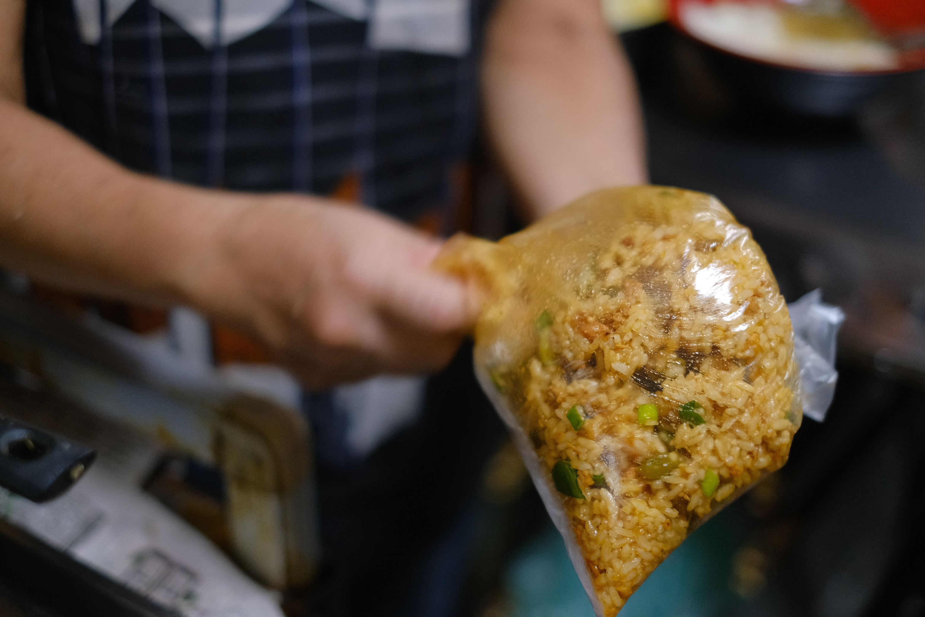 上桌前得使勁搖勻，讓醬料美味吃進飯粒裡。