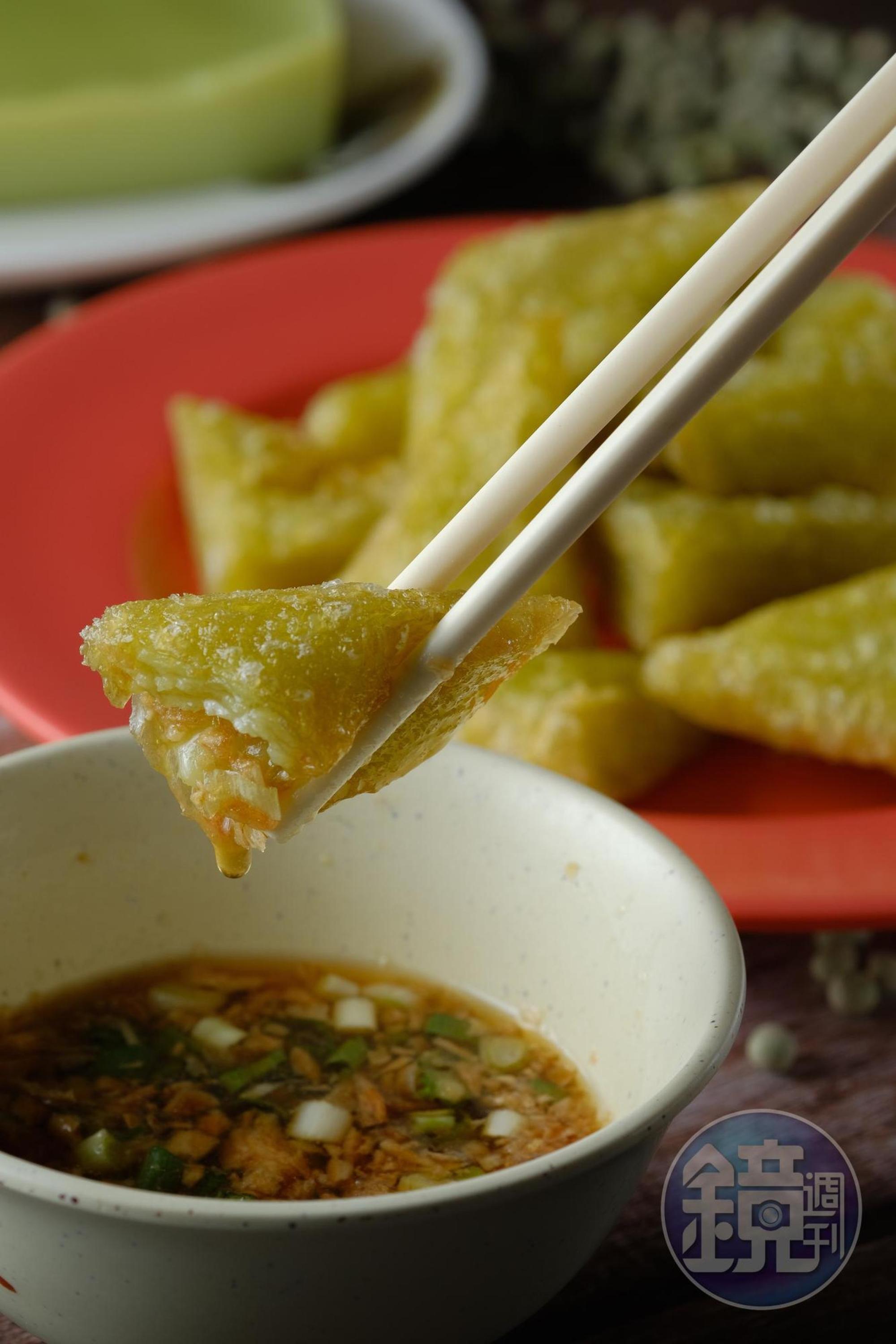 「炸豌豆粉」外層因梅納反應激出了豆香，單吃就有爽口鹽氣，蘸酸辣汁更清爽。（50元／份）