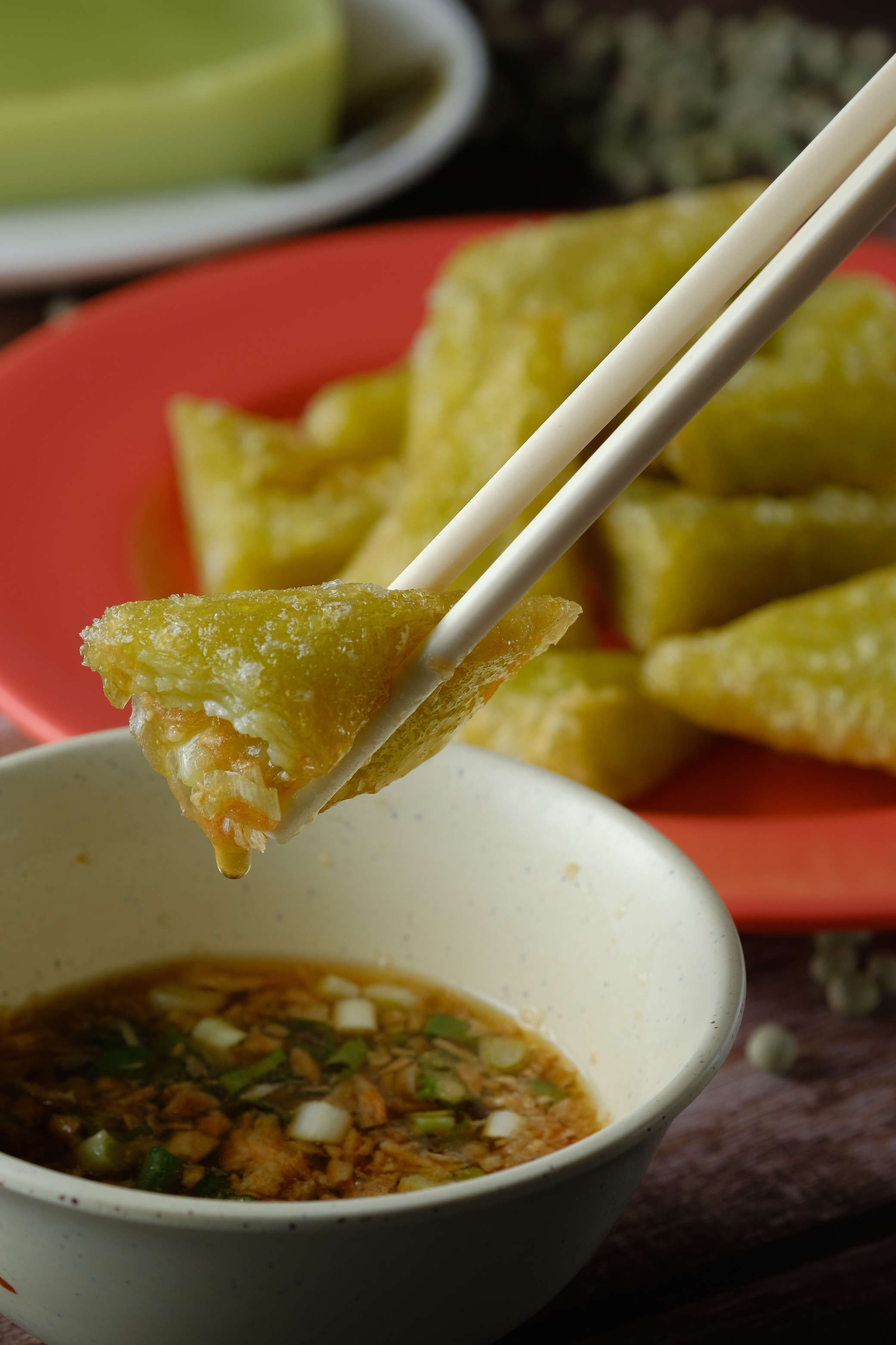 「炸豌豆粉」外層因梅納反應激出了豆香，單吃就有爽口鹽氣，蘸酸辣汁更清爽。（50元／份）