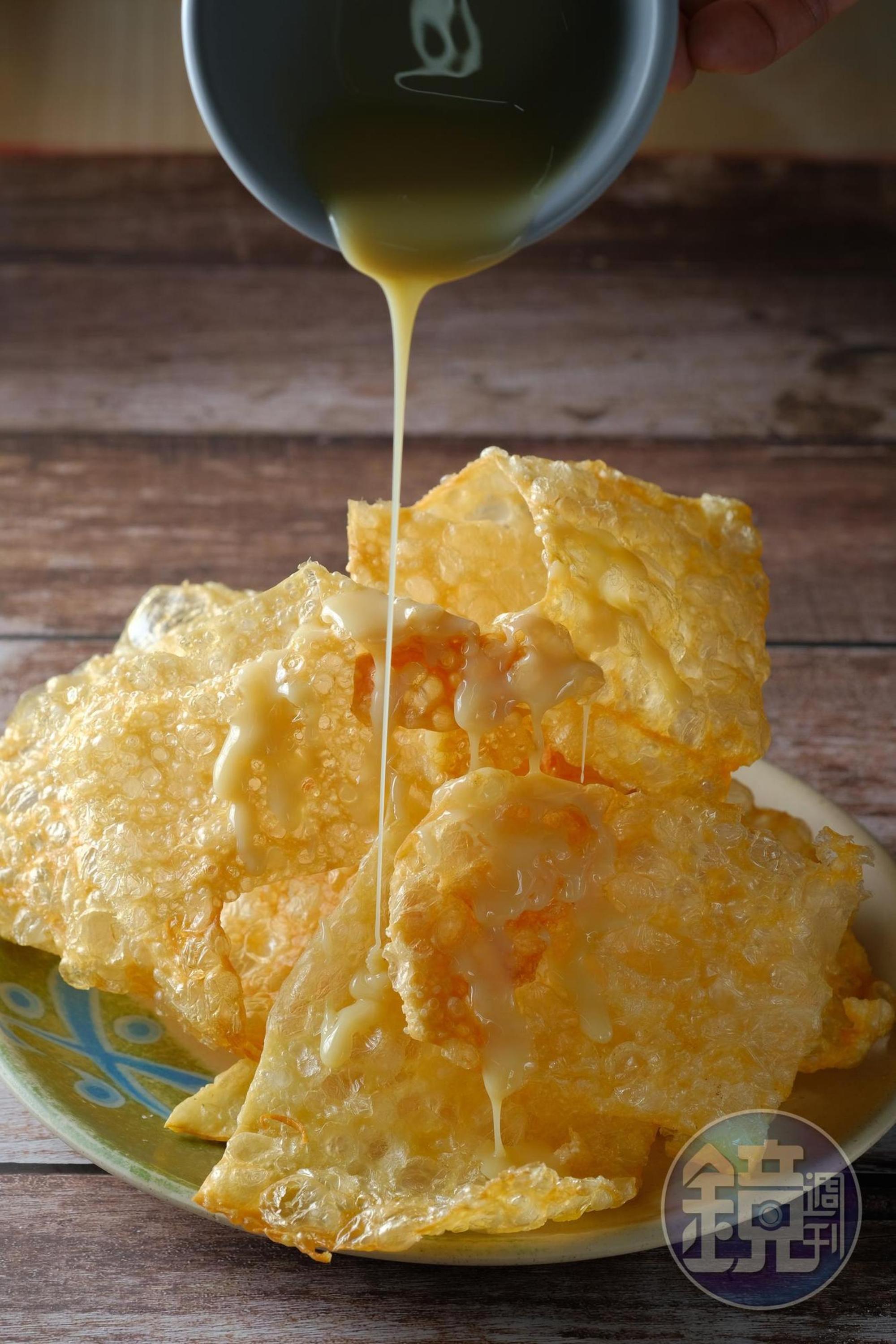  雲南的乳酪片「乳扇」生吃有種粗獷的乳香，酥炸後輕盈鬆爽，淋上煉乳就是涮嘴甜點。（100元／份）