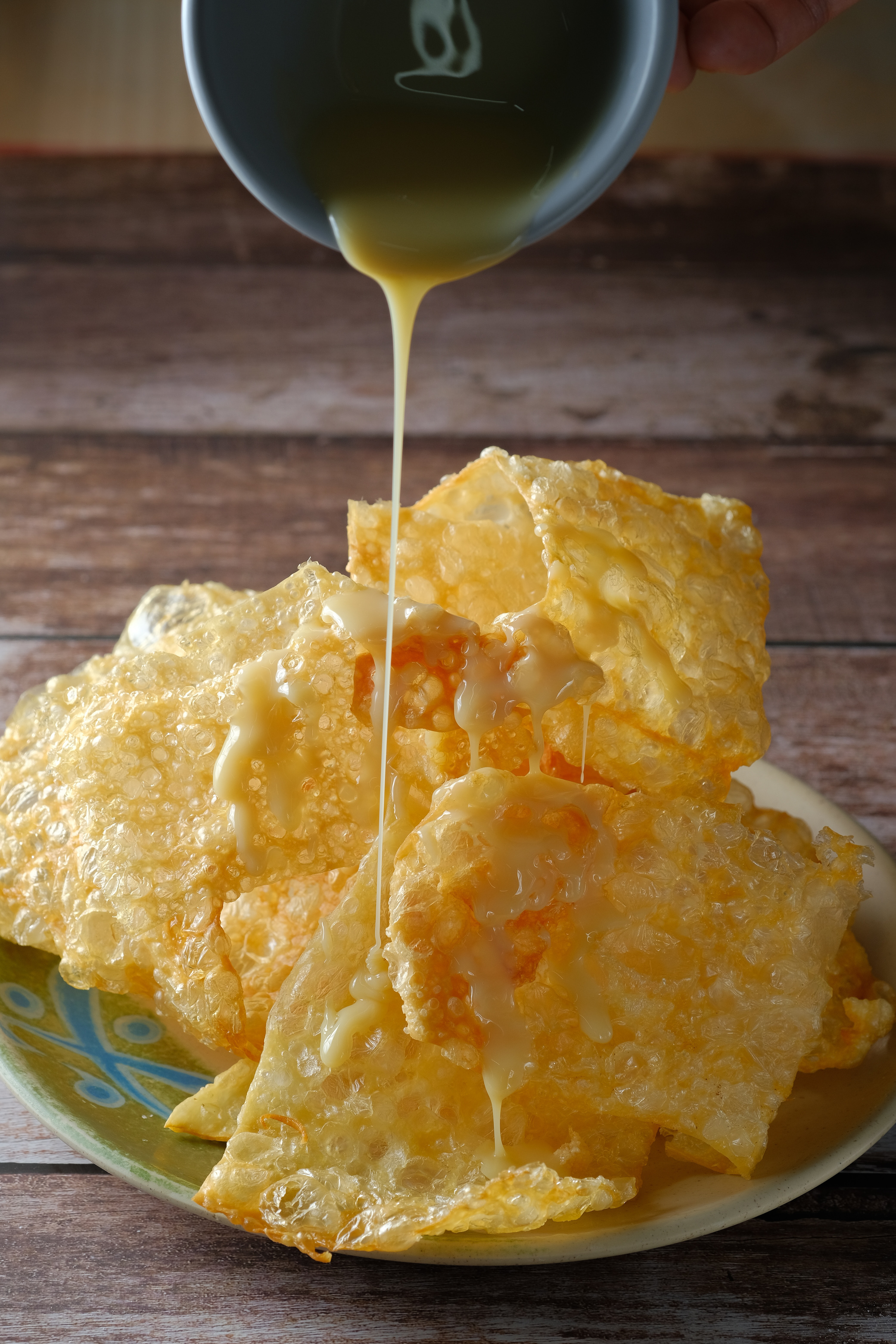  雲南的乳酪片「乳扇」生吃有種粗獷的乳香，酥炸後輕盈鬆爽，淋上煉乳就是涮嘴甜點。（100元／份）