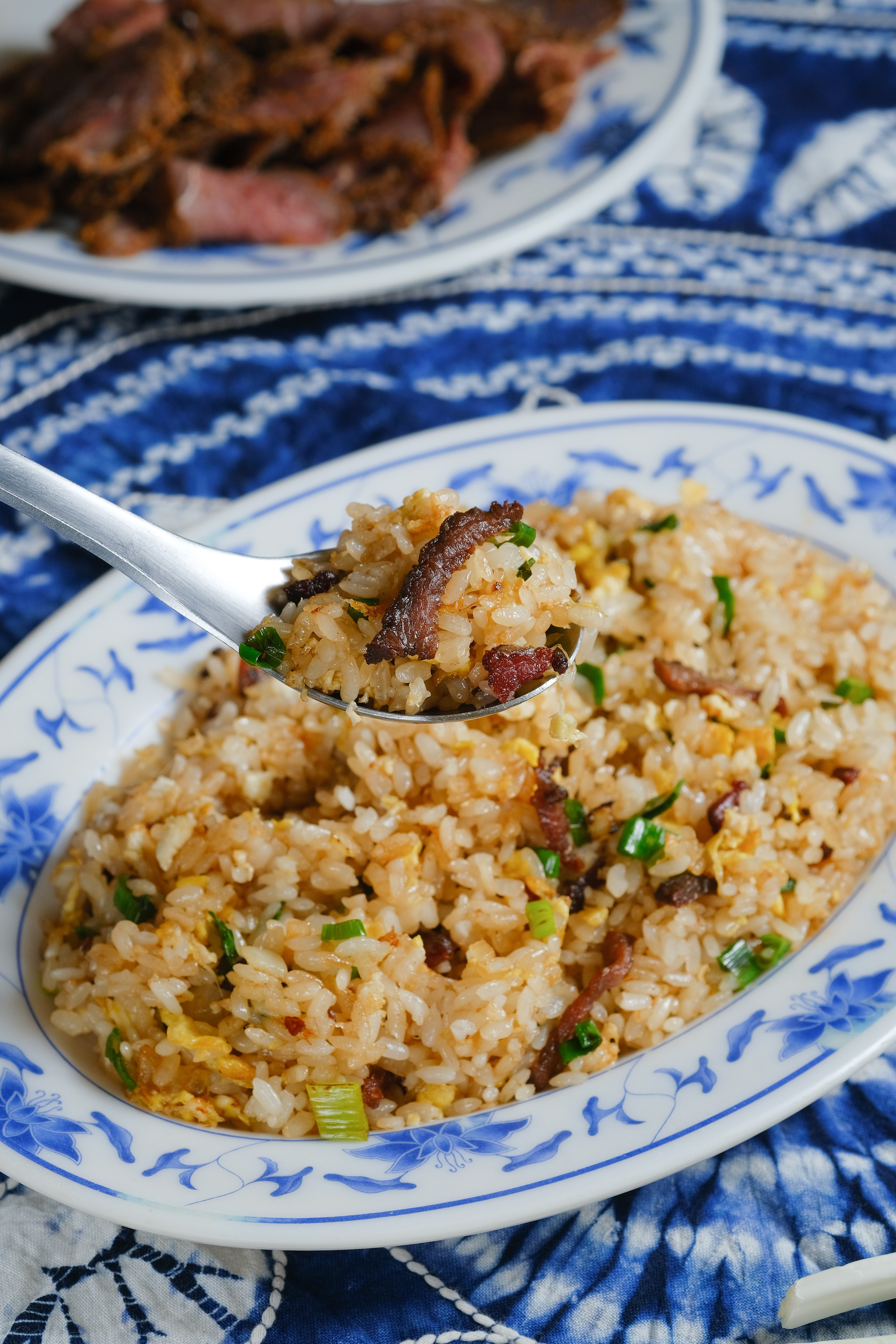 「牛干巴炒飯」帶鑊氣，僅以簡單的蔥蛋點綴，讓臘牛肉的香氣更明顯了。（100元／份）