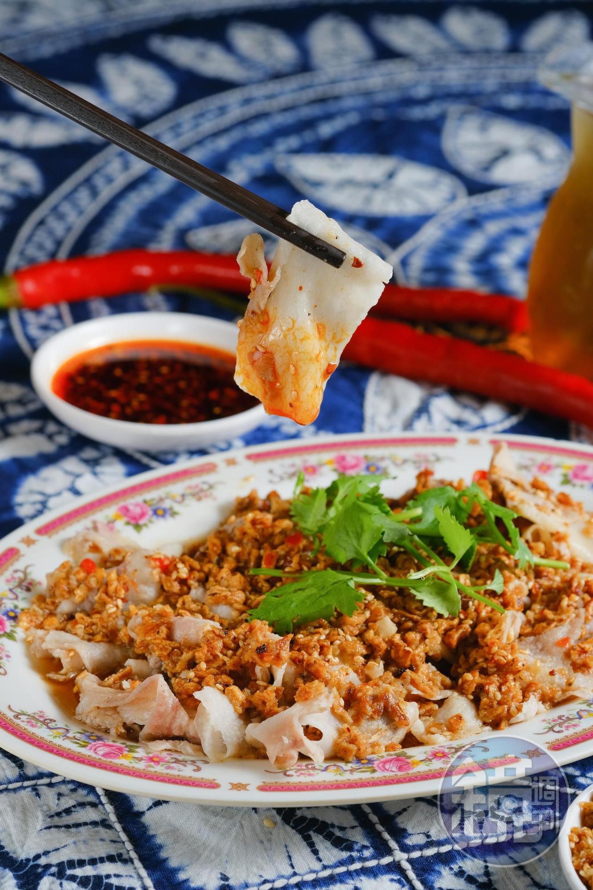 考驗刀工的「大薄片」用的是黑毛豬，佐料裡加了花椒蒜酥和芝麻，格外惹味。（150元／份）