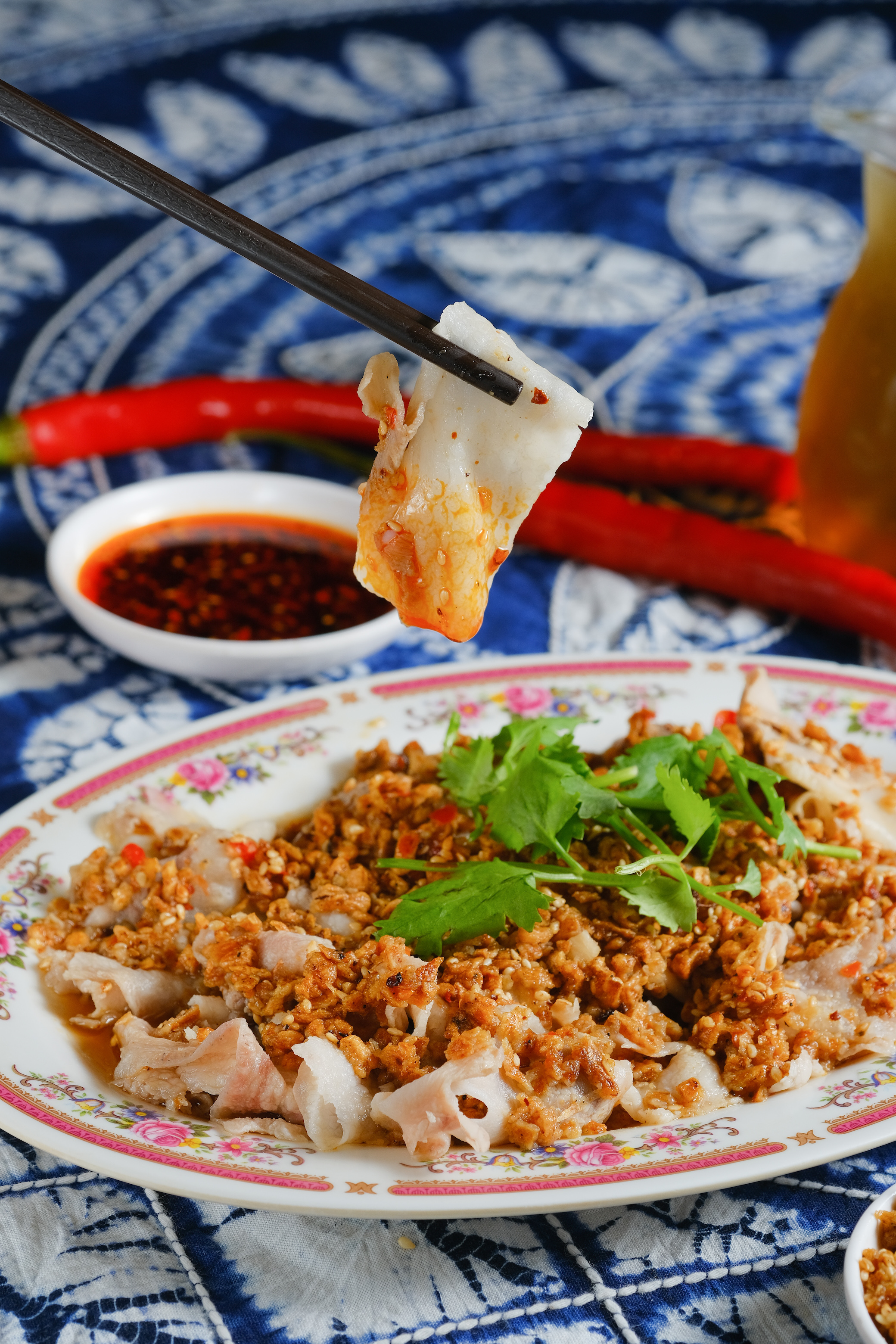 考驗刀工的「大薄片」用的是黑毛豬，佐料裡加了花椒蒜酥和芝麻，格外惹味。（150元／份）