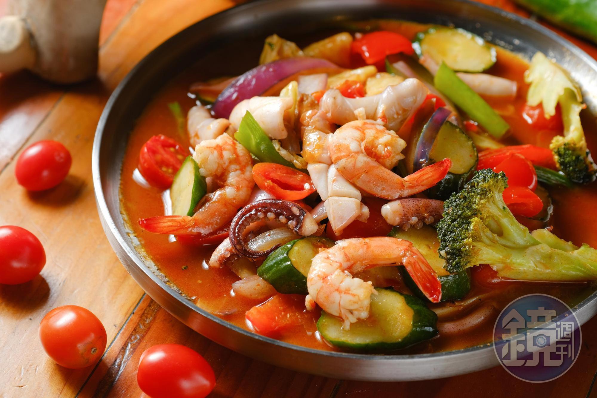 「炒酸垂辣」是泰式海鮮炒時蔬，醬汁酸甜頗開胃。（100元／份）
