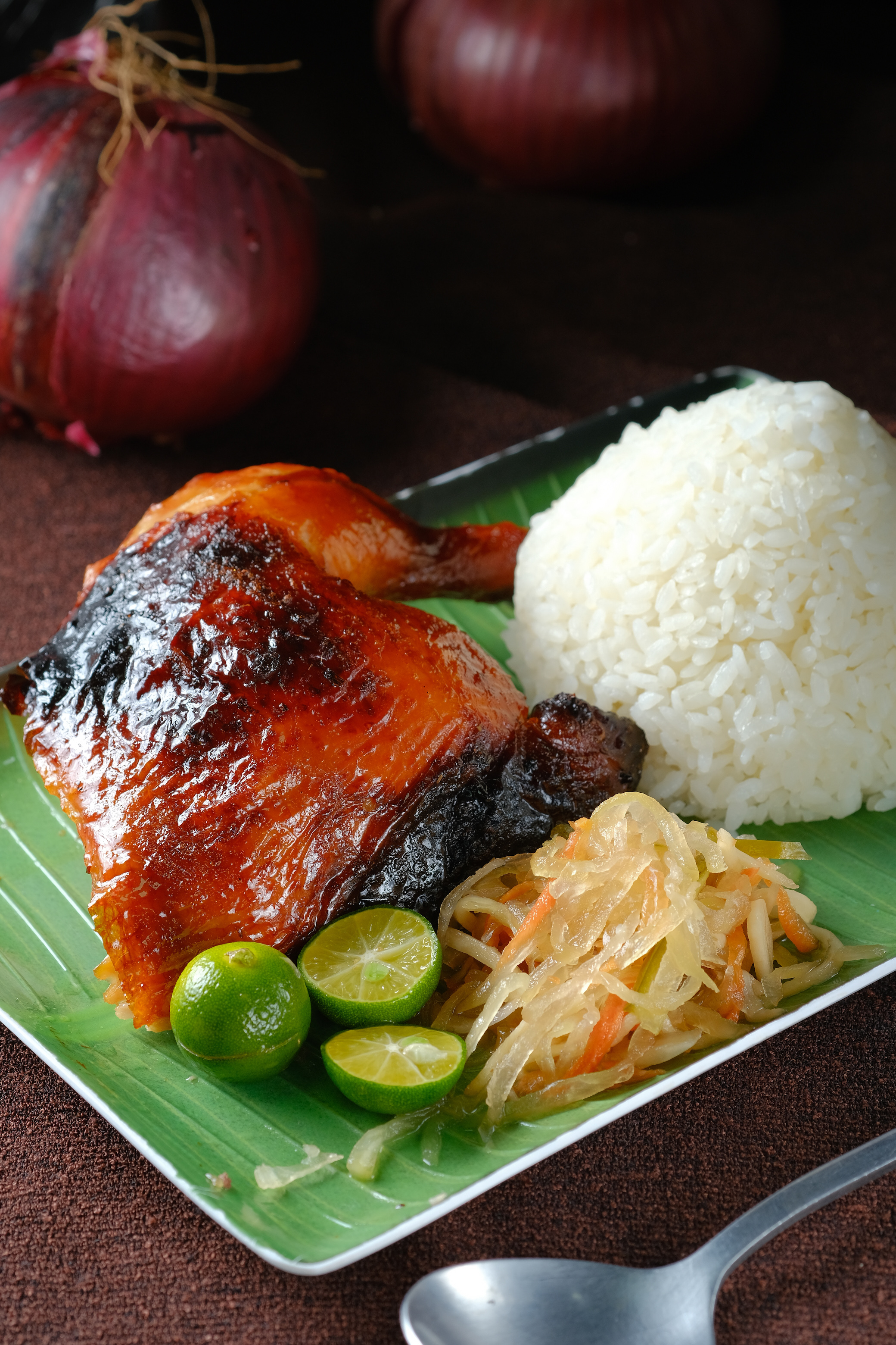 菲式快餐內容簡單，一肉一菜一湯，加上白飯吃到飽。「香草雞腿」淋上酸桔汁，配上淺漬木瓜絲格外清爽。（150元／份）